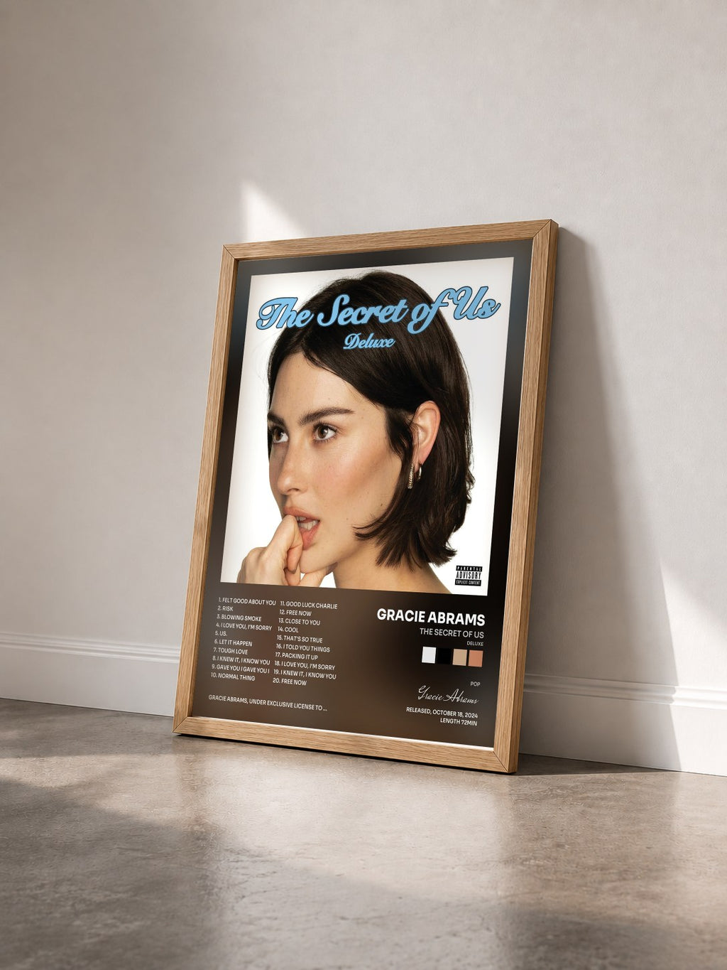 #bois Tableau de l'album The Secret of Us (Deluxe) de Gracie Abrams vu de trois quarts, cadre en bois brut