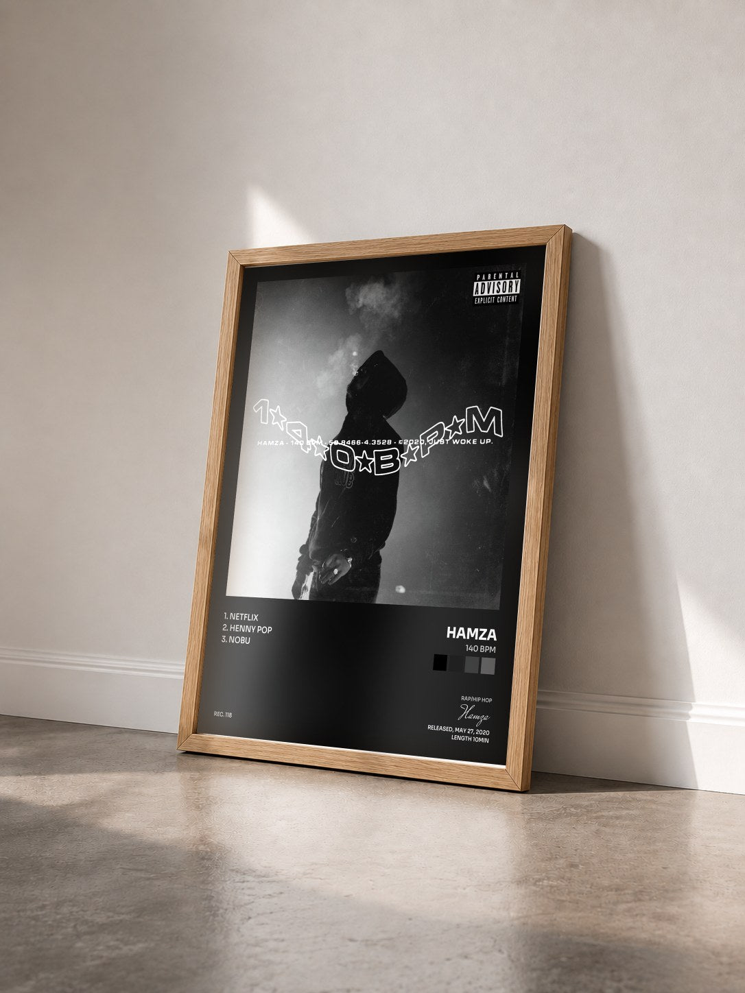 #bois Tableau de l'album 140 BPM de Hamza vu de trois quarts, cadre en bois brut
