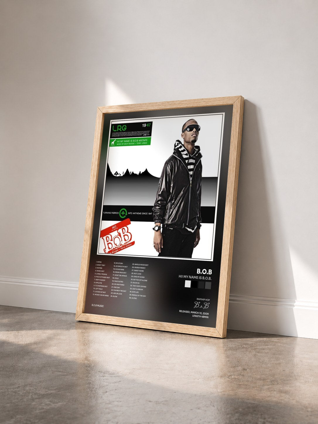 #bois Tableau de l'album Hi! My Name Is B.o.B. de B.o.B vu de trois quarts, cadre en bois brut