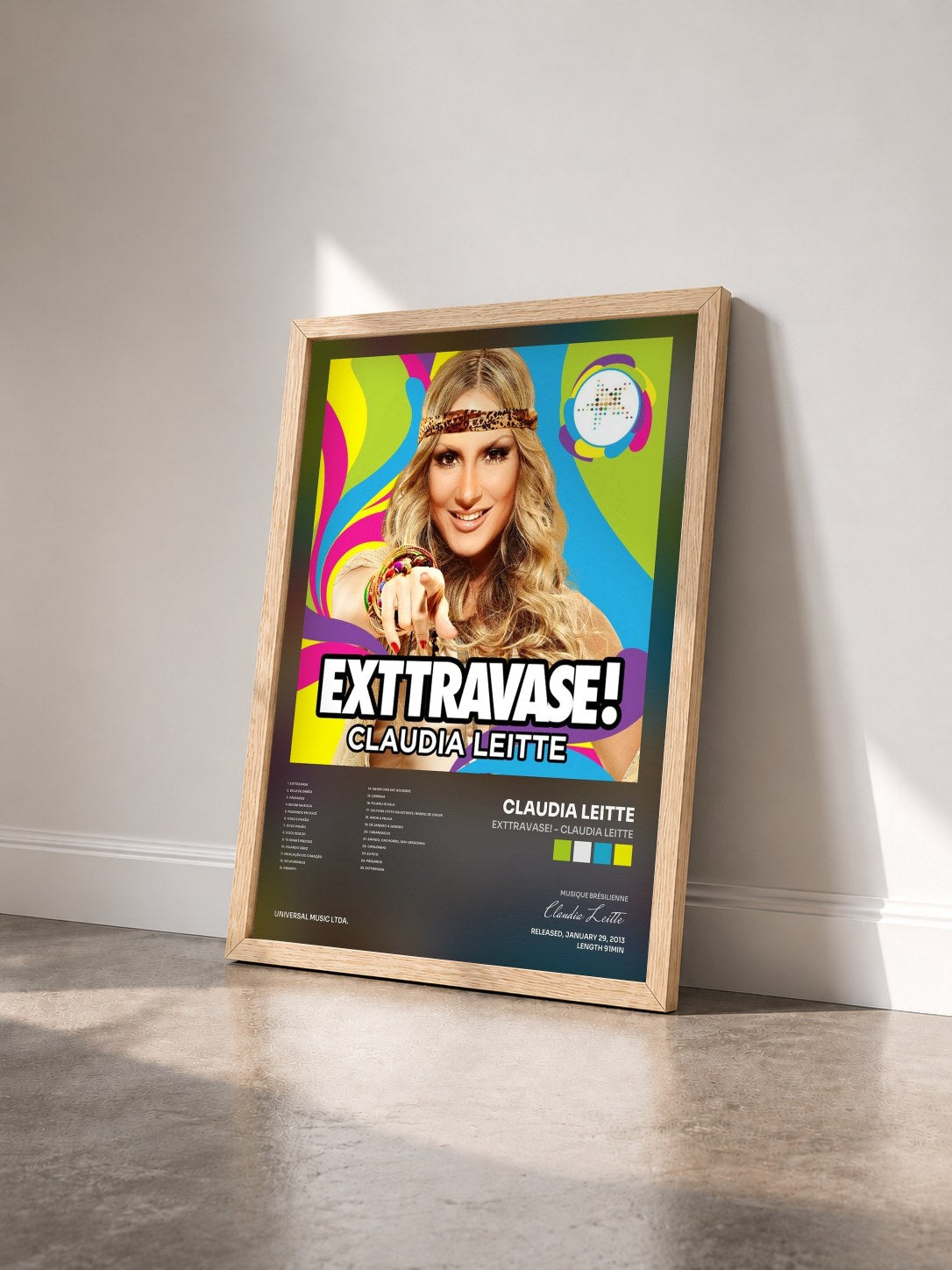 #bois Tableau de l'album Exttravase! - Claudia Leitte de Claudia Leitte vu de trois quarts, cadre en bois brut