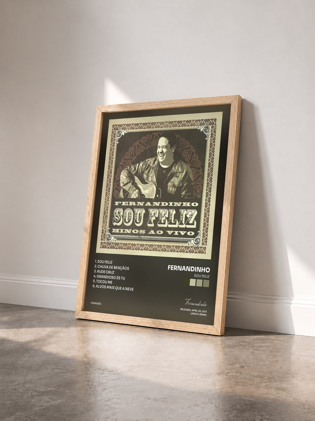 #bois Tableau de l'album Sou Feliz de Fernandinho vu de trois quarts, cadre en bois brut