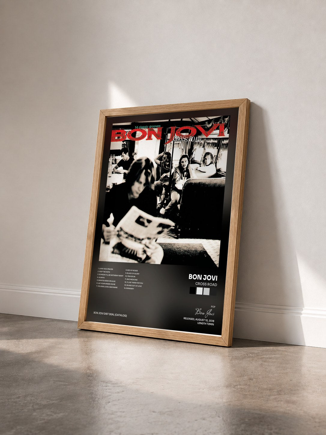 #bois Tableau de l'album Cross Road de Bon Jovi vu de trois quarts, cadre en bois brut
