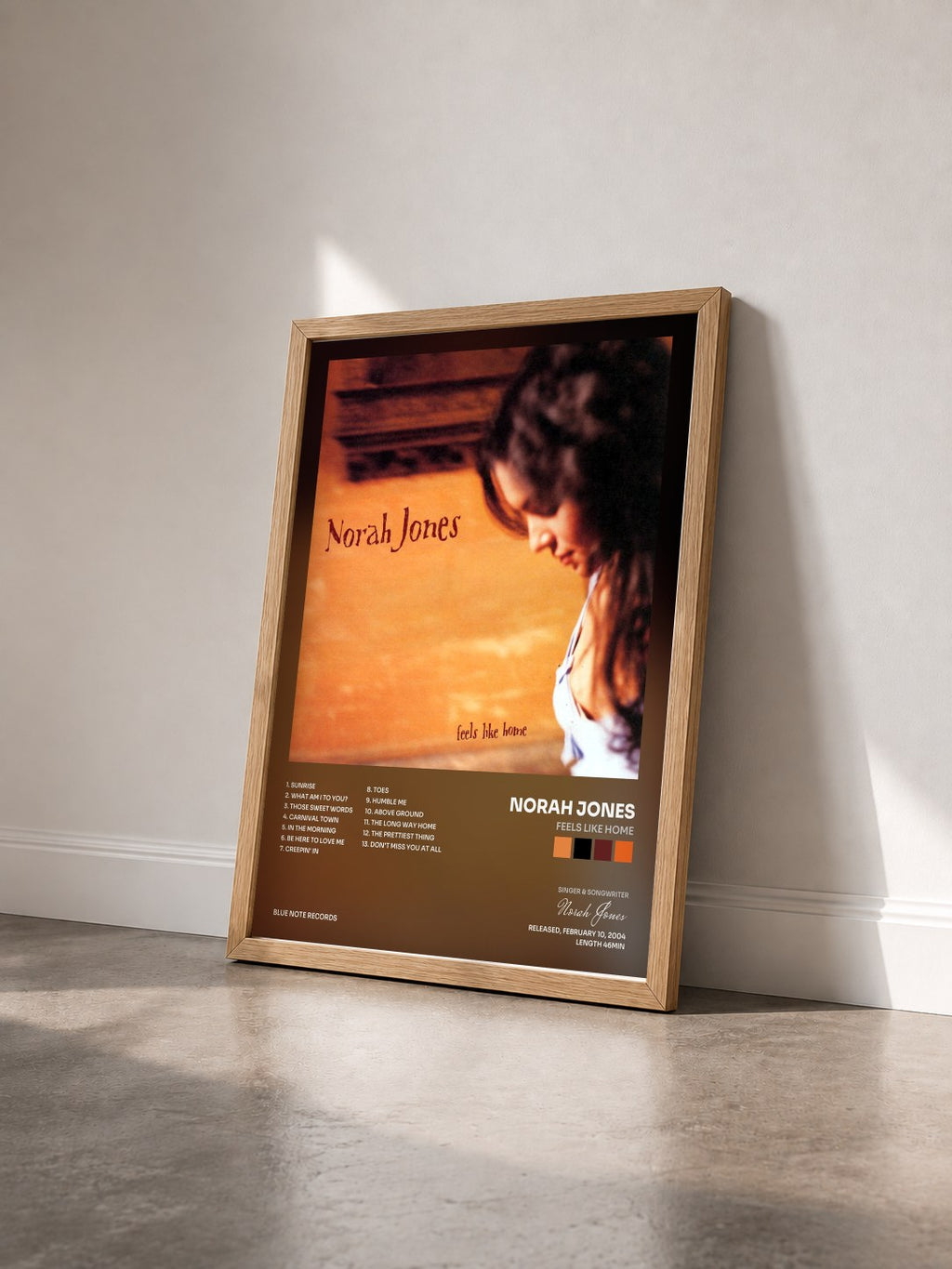 #bois Tableau de l'album Feels Like Home de Norah Jones vu de trois quarts, cadre en bois brut