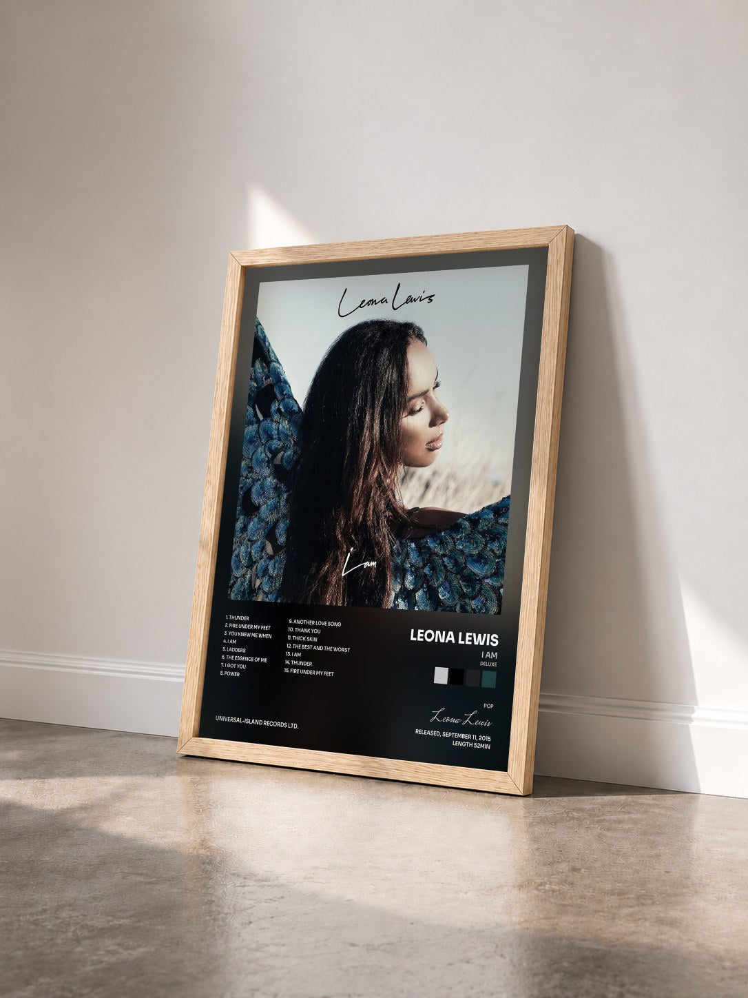 #bois Tableau de l'album I Am (Deluxe) de Leona Lewis vu de trois quarts, cadre en bois brut