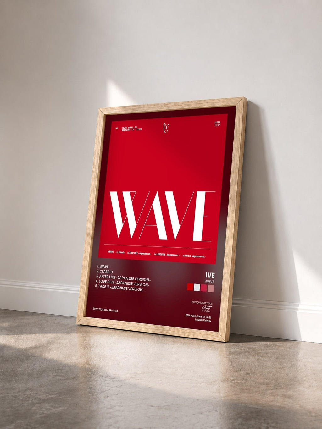 #bois Tableau de l'album WAVE de IVE vu de trois quarts, cadre en bois brut