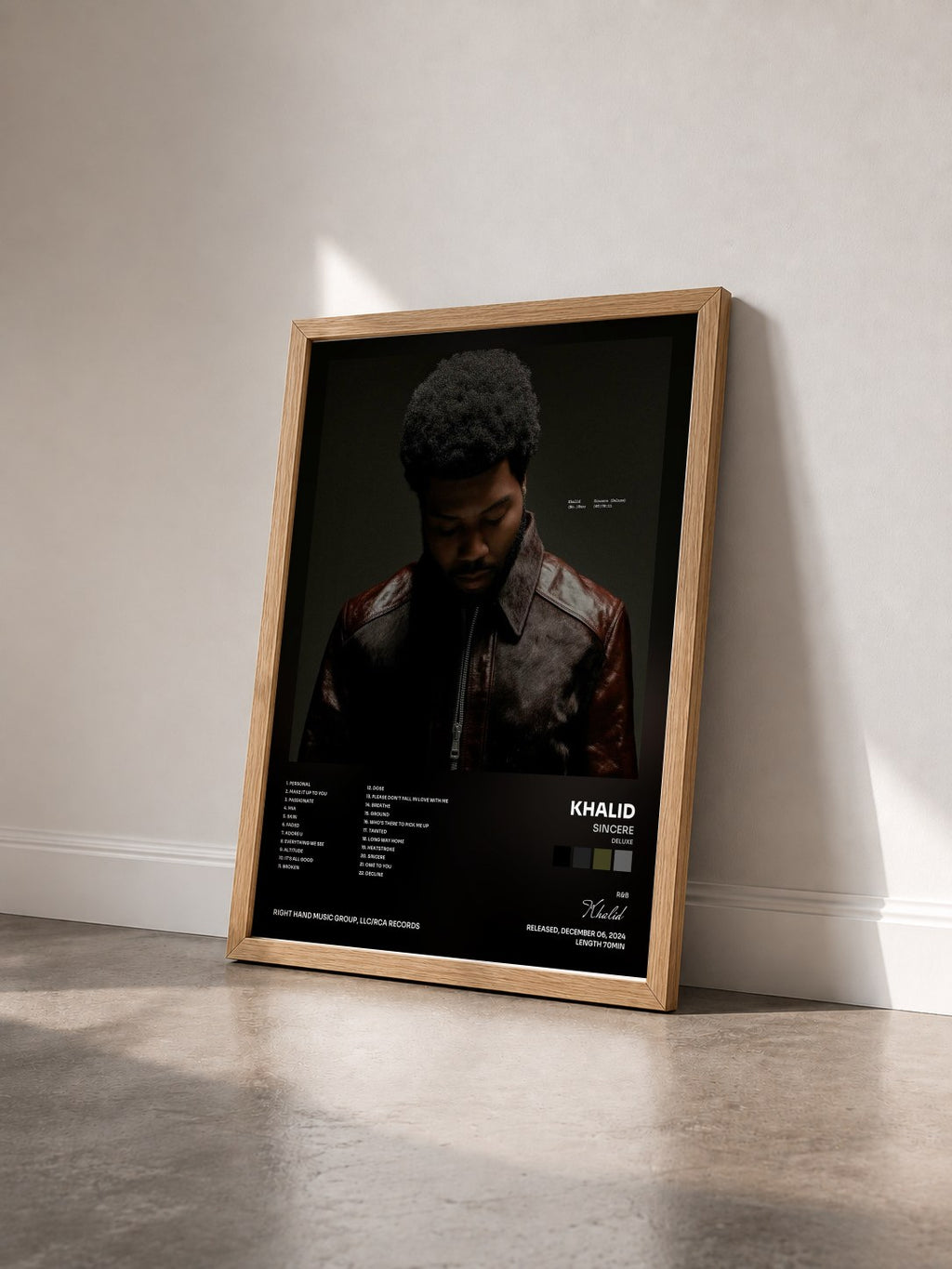 #bois Tableau de l'album Sincere (Deluxe) de Khalid vu de trois quarts, cadre en bois brut