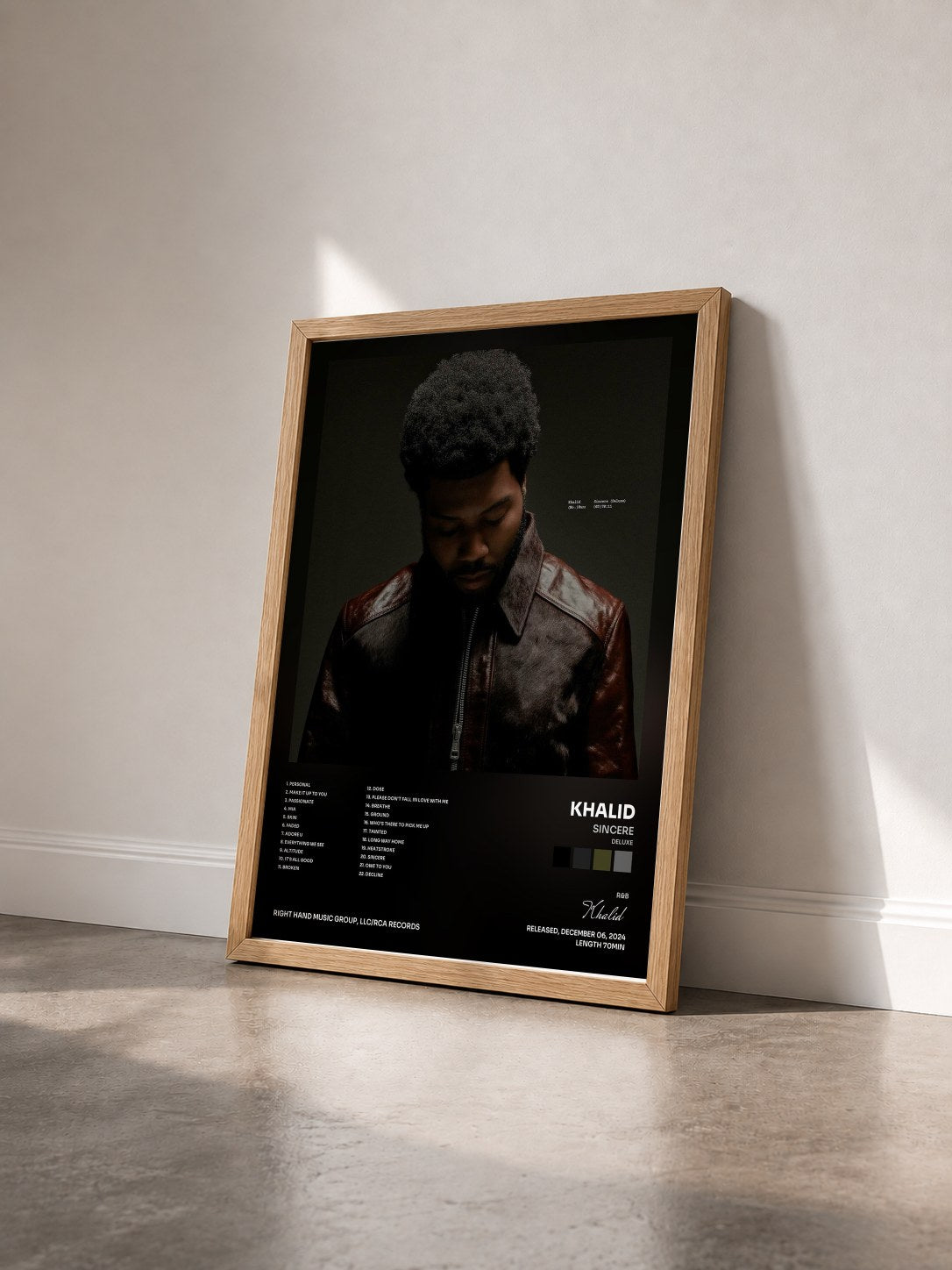#bois Tableau de l'album Sincere (Deluxe) de Khalid vu de trois quarts, cadre en bois brut