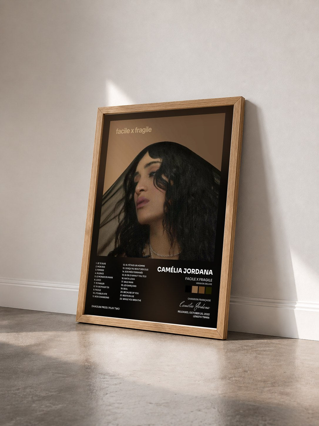 #bois Tableau de l'album Facile x Fragile (Version deluxe) de Camélia Jordana vu de trois quarts, cadre en bois brut