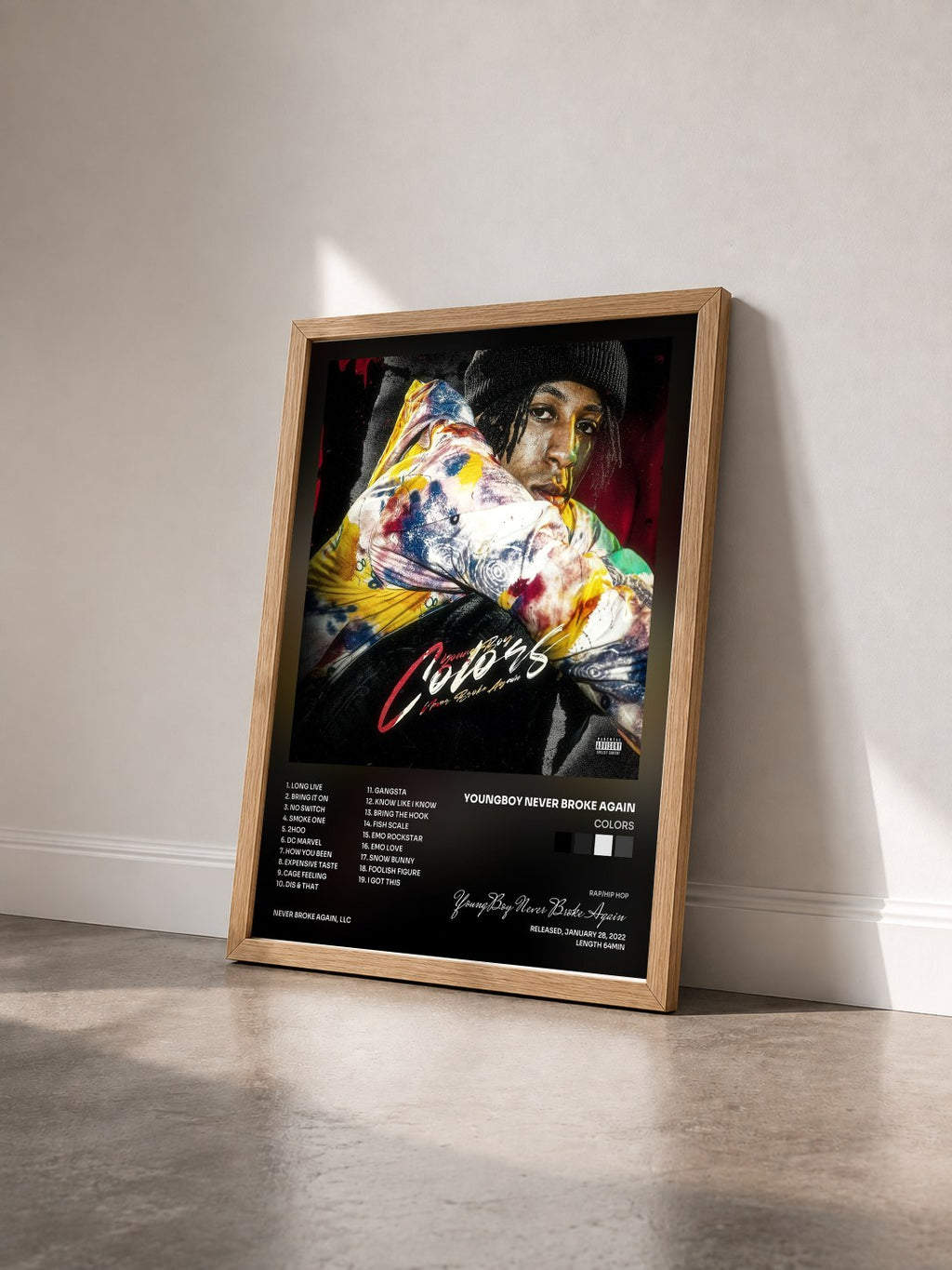 #bois Tableau de l'album Colors de YoungBoy Never Broke Again vu de trois quarts, cadre en bois brut