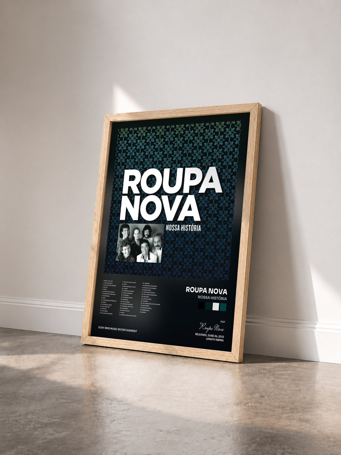 #bois Tableau de l'album Nossa História de Roupa Nova vu de trois quarts, cadre en bois brut