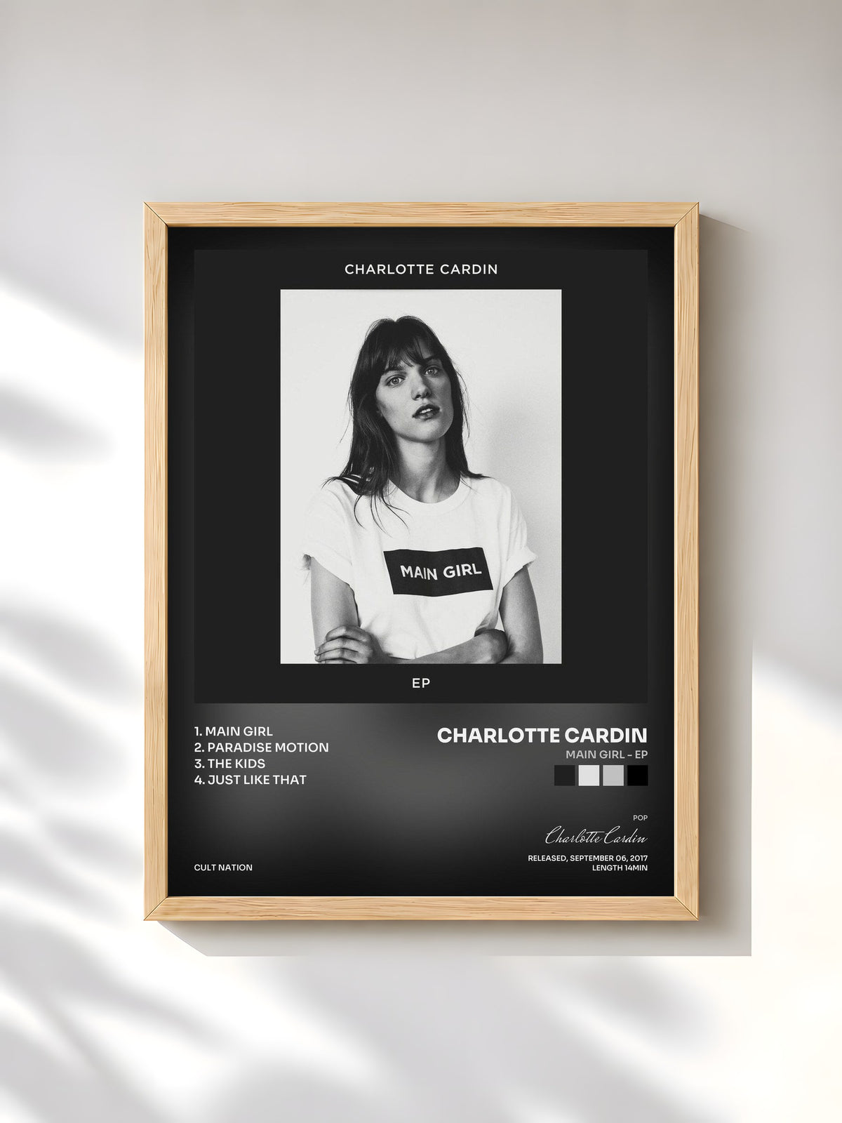 #bois Tableau de l'album Main Girl - EP de Charlotte Cardin, cadre en bois brut, imprimé et encadré en France