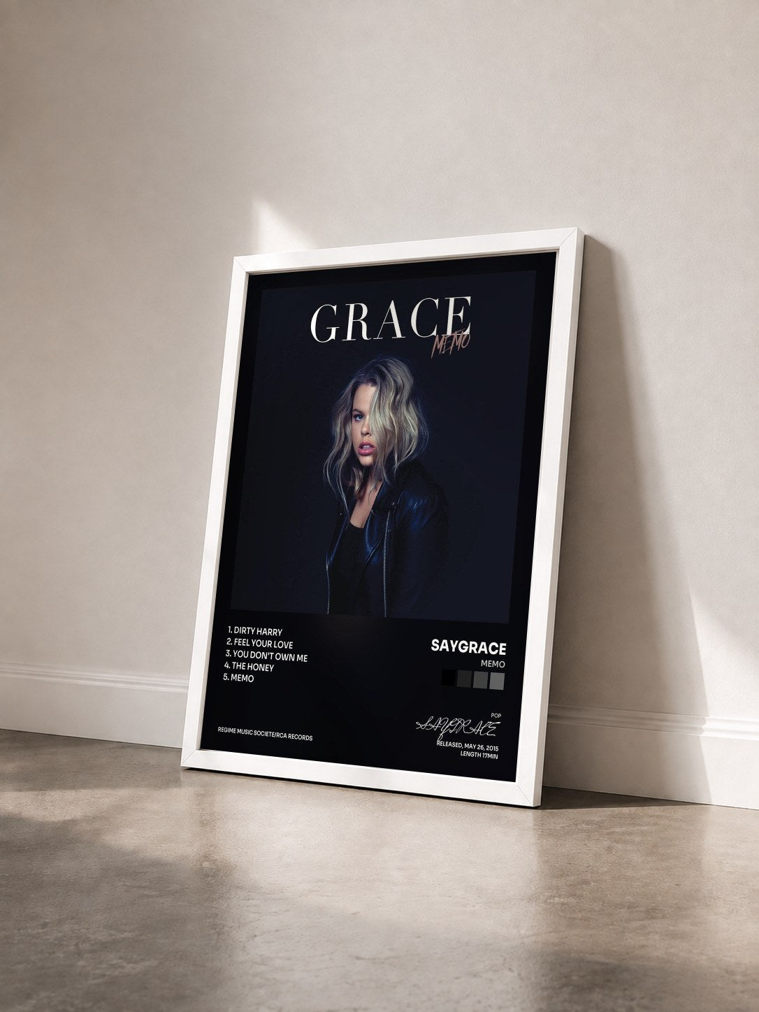 #blanc Tableau de l'album Memo de SAYGRACE vu de trois quarts, cadre blanc