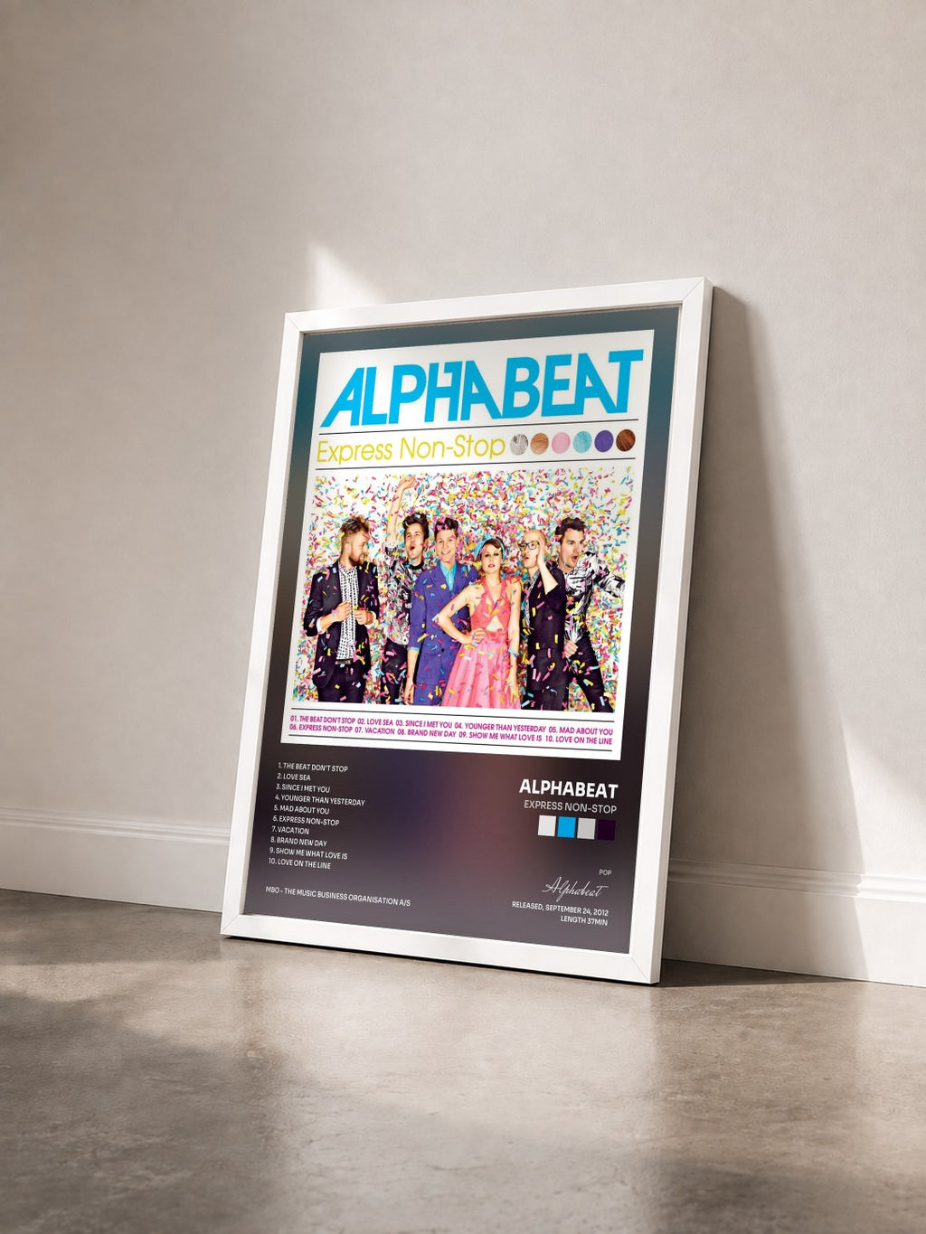 #blanc Tableau de l'album Express Non-Stop de Alphabeat vu de trois quarts, cadre blanc
