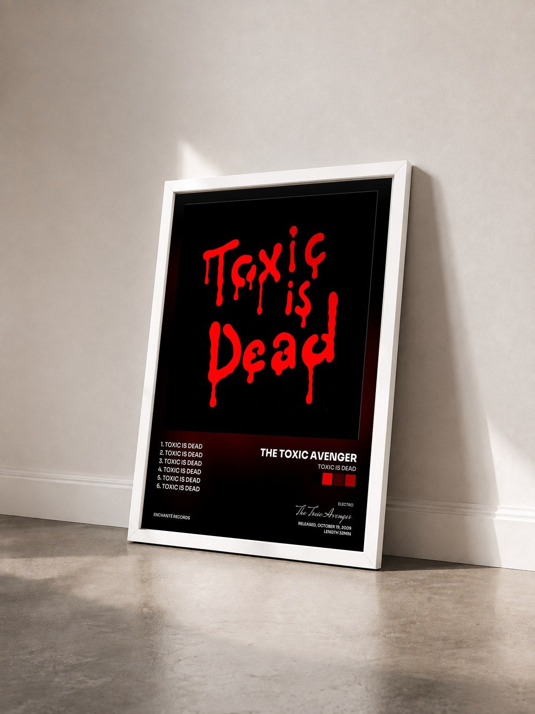 #blanc Tableau de l'album Toxic Is Dead de The Toxic Avenger vu de trois quarts, cadre blanc