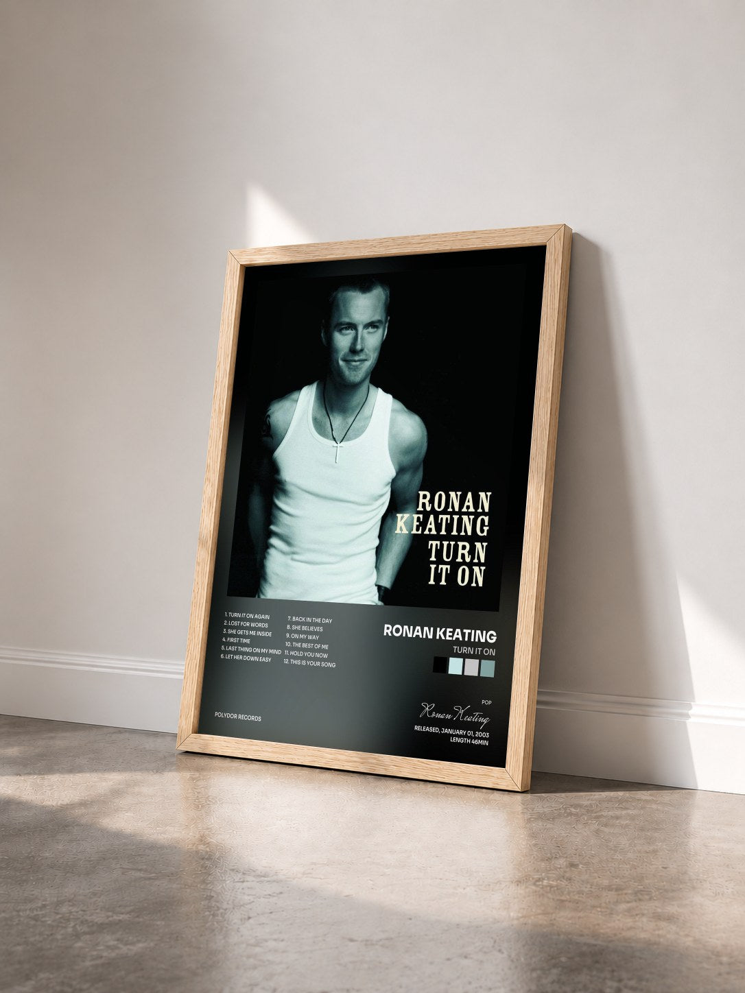 #bois Tableau de l'album Turn It On de Ronan Keating vu de trois quarts, cadre en bois brut