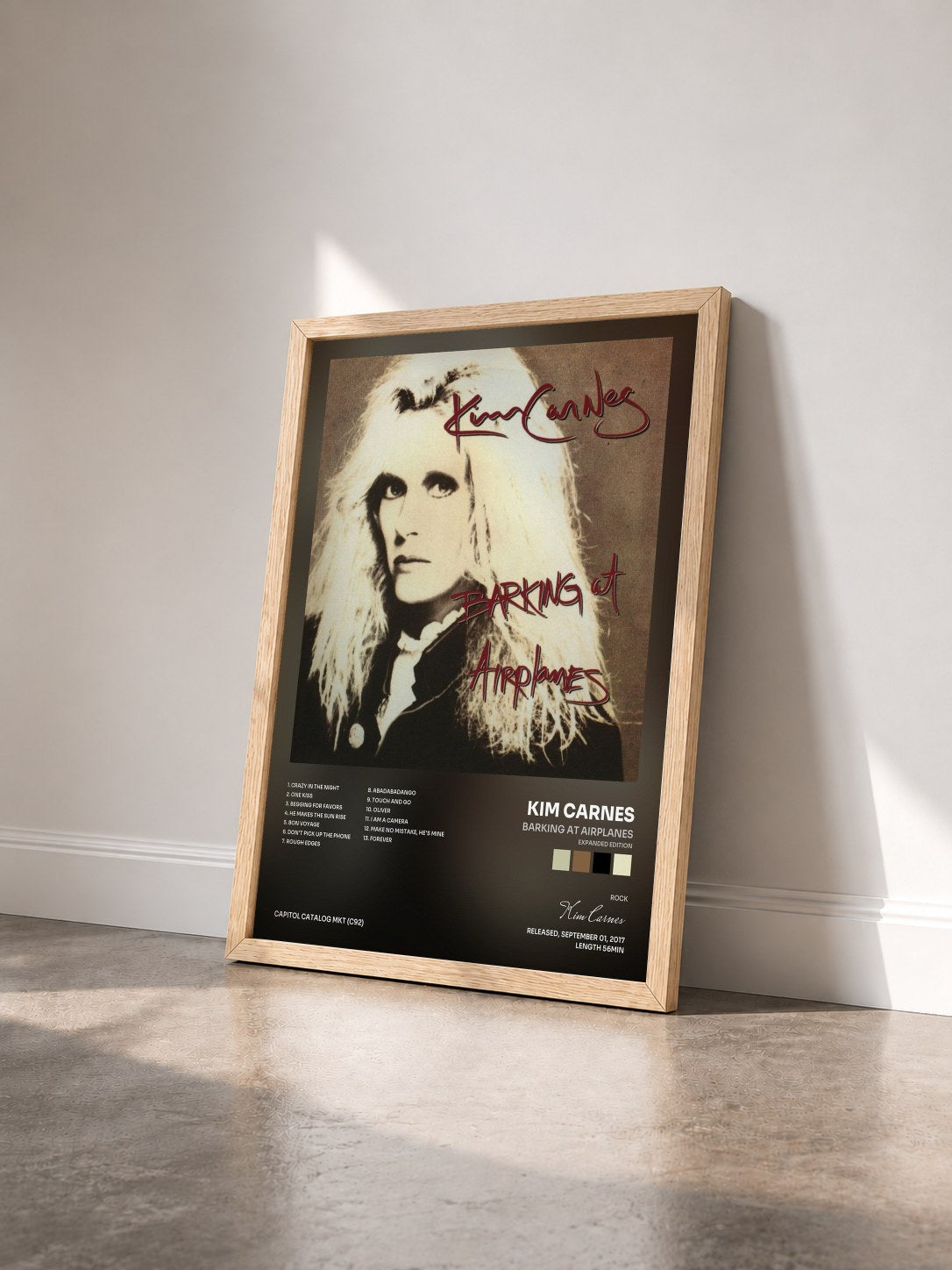 #bois Tableau de l'album Barking At Airplanes (Expanded Edition) de Kim Carnes vu de trois quarts, cadre en bois brut