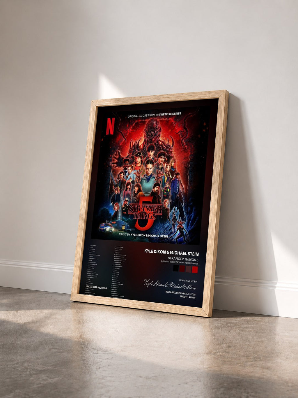 #bois Tableau de l'album Stranger Things 5 (Original Score From The Netflix Series) de Kyle Dixon & Michael Stein vu de trois quarts, cadre en bois brut
