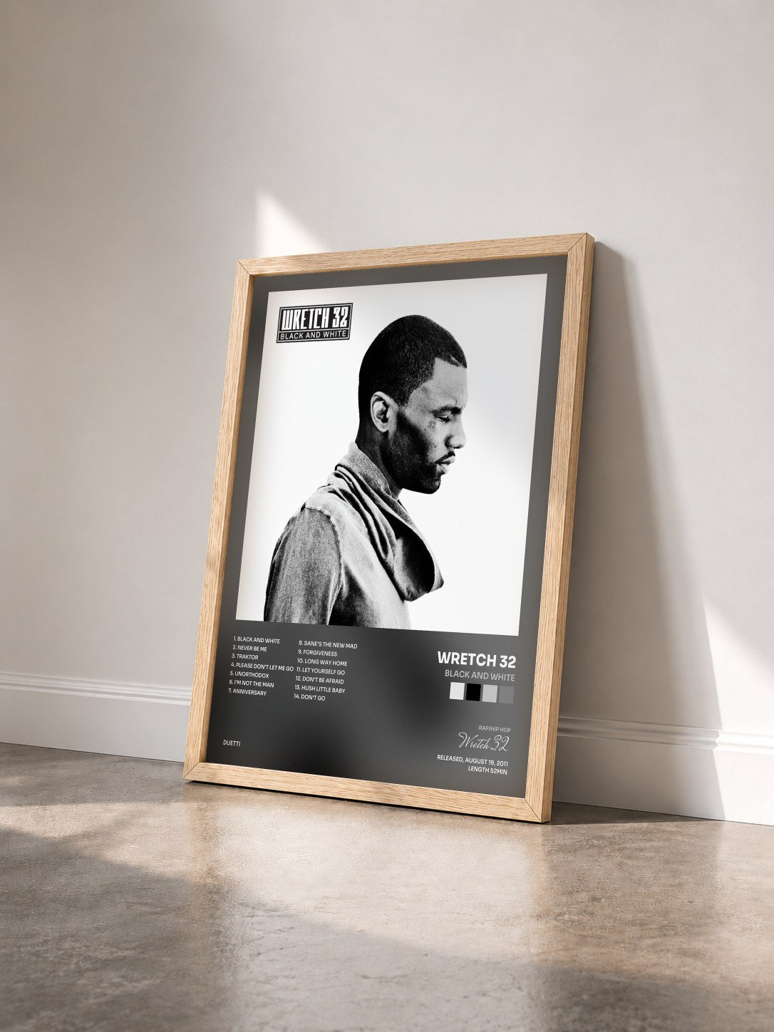 #bois Tableau de l'album Black and White de Wretch 32 vu de trois quarts, cadre en bois brut
