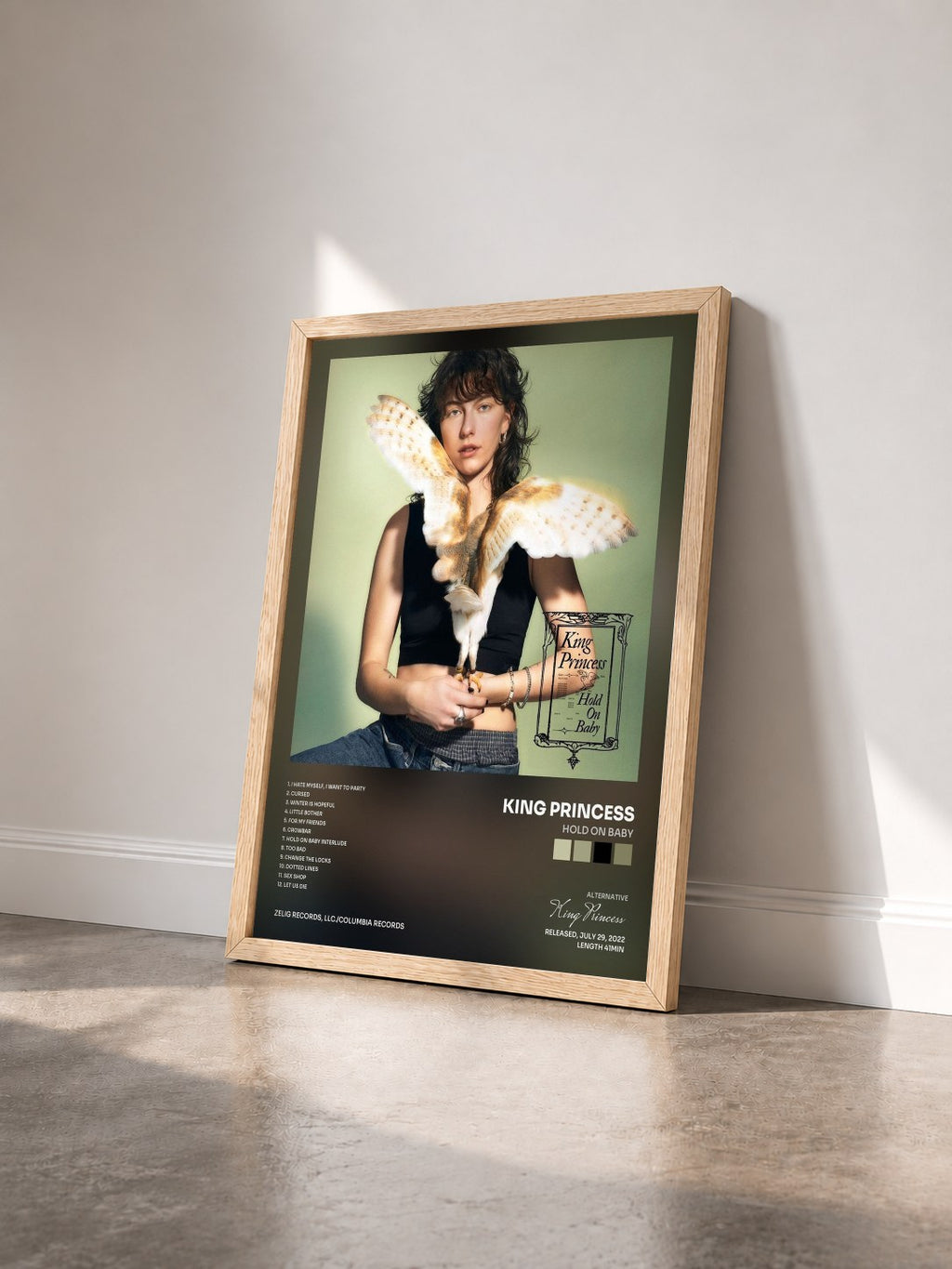 #bois Tableau de l'album Hold On Baby de King Princess vu de trois quarts, cadre en bois brut