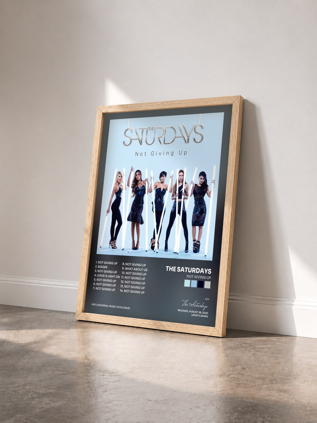 #bois Tableau de l'album Not Giving Up de The Saturdays vu de trois quarts, cadre en bois brut