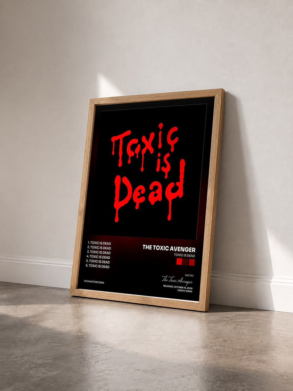 #bois Tableau de l'album Toxic Is Dead de The Toxic Avenger vu de trois quarts, cadre en bois brut