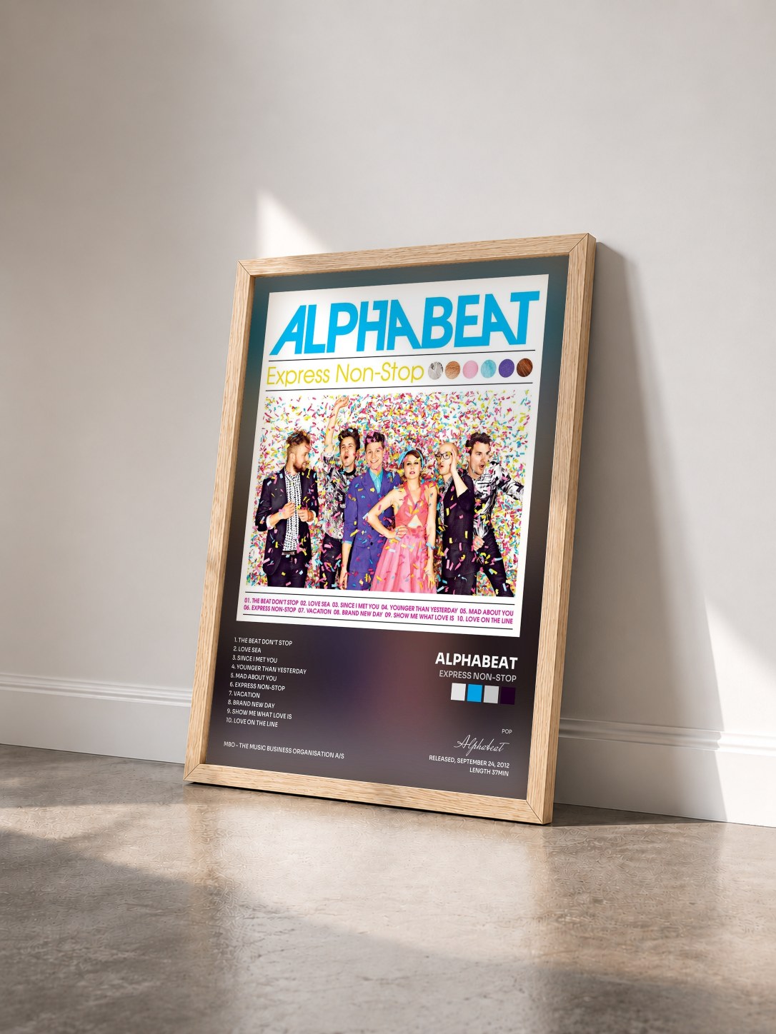 #bois Tableau de l'album Express Non-Stop de Alphabeat vu de trois quarts, cadre en bois brut