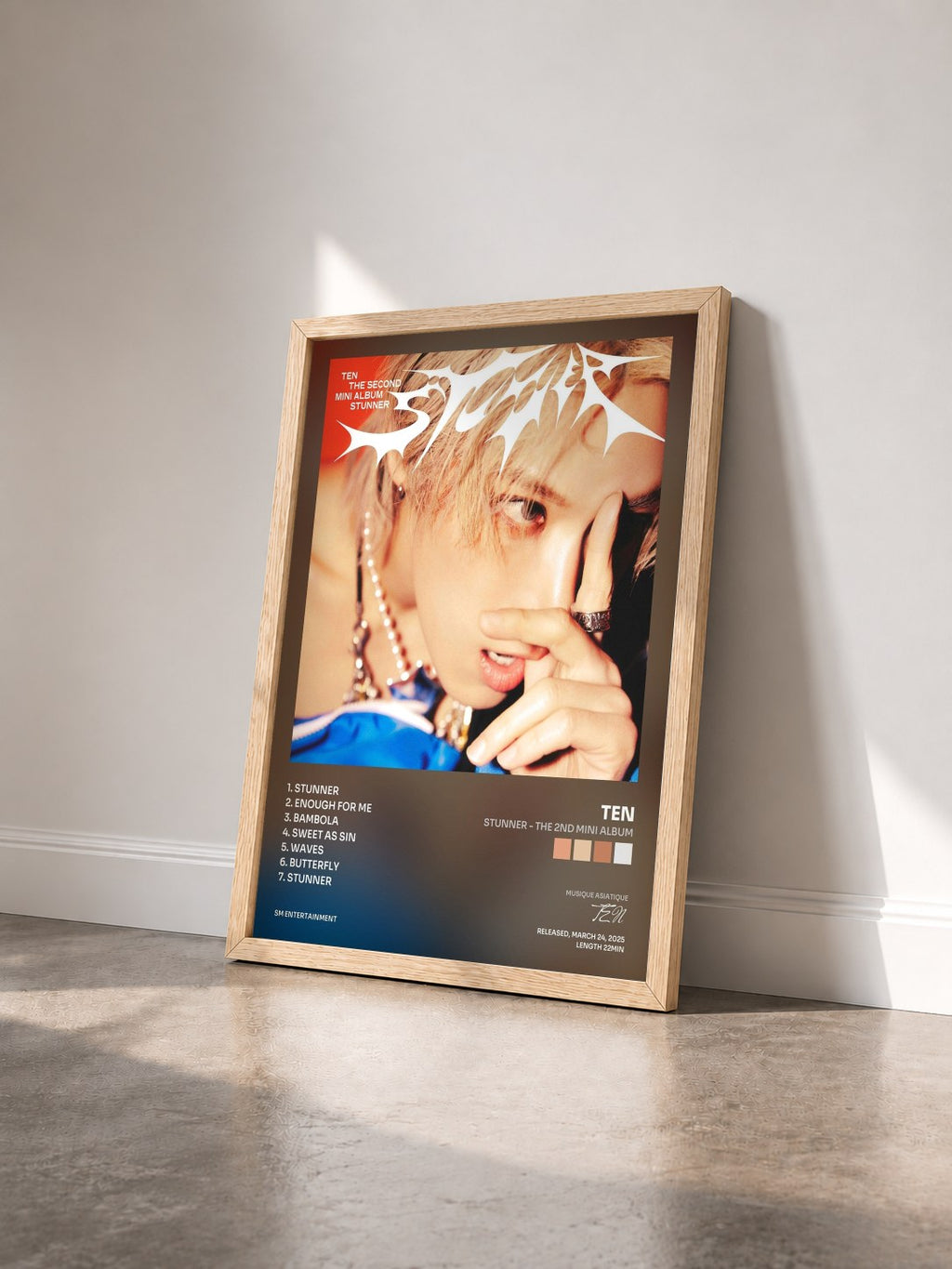 #bois Tableau de l'album STUNNER - The 2nd Mini Album de TEN vu de trois quarts, cadre en bois brut