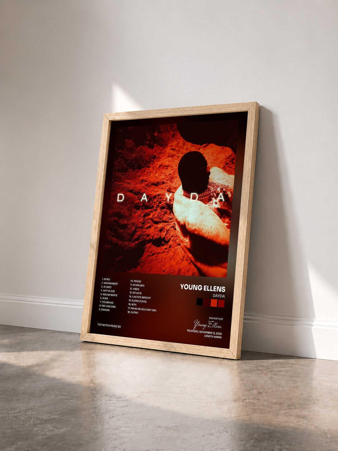 #bois Tableau de l'album DAYDA de Young Ellens vu de trois quarts, cadre en bois brut