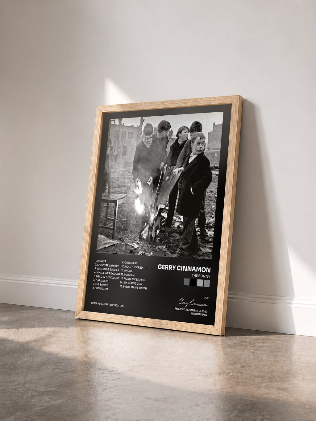 #bois Tableau de l'album The Bonny de Gerry Cinnamon vu de trois quarts, cadre en bois brut