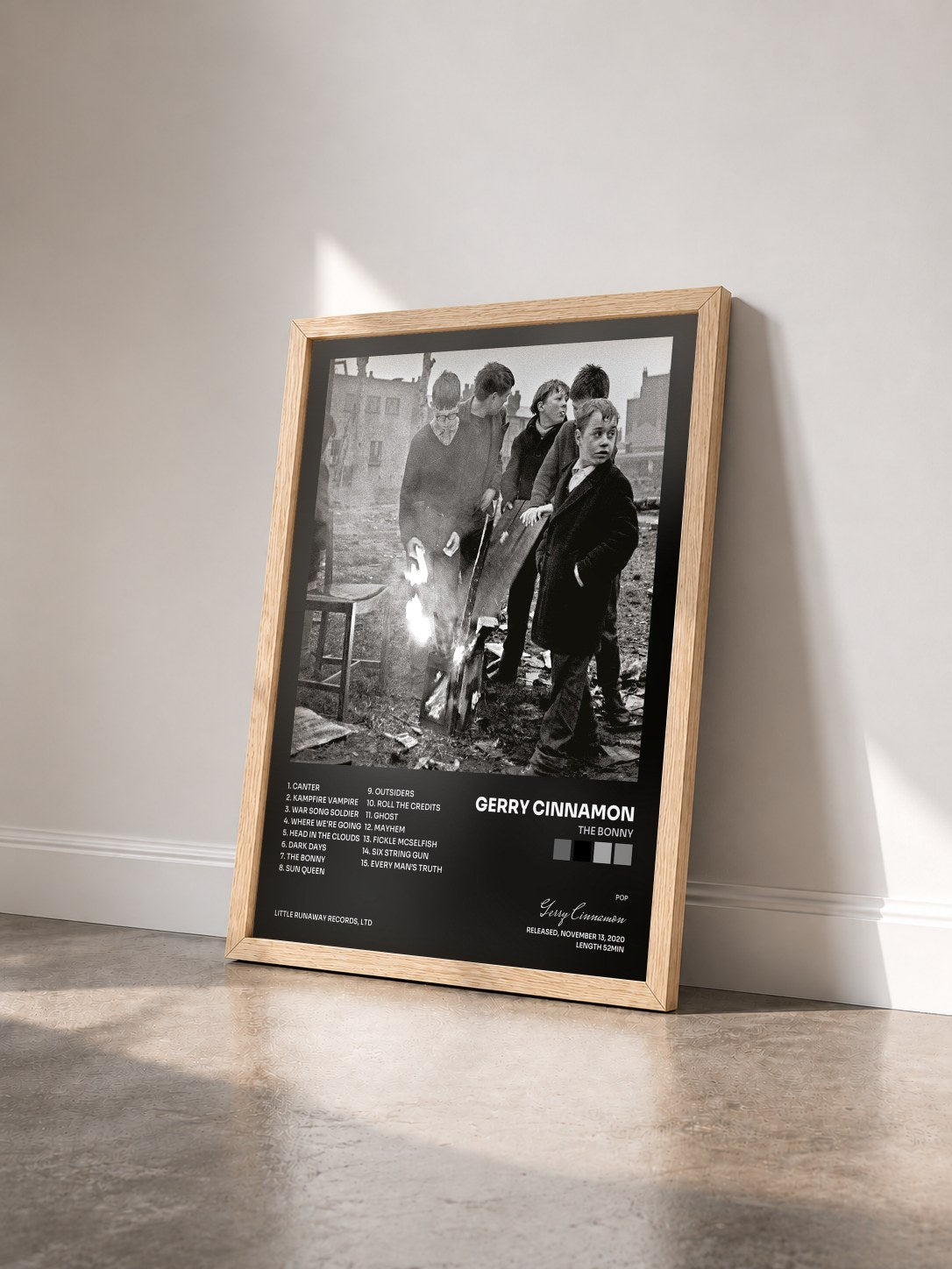 #bois Tableau de l'album The Bonny de Gerry Cinnamon vu de trois quarts, cadre en bois brut