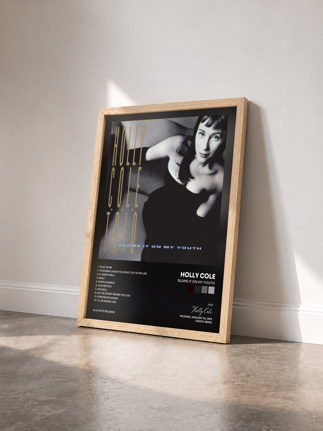 #bois Tableau de l'album Blame It On My Youth de Holly Cole vu de trois quarts, cadre en bois brut