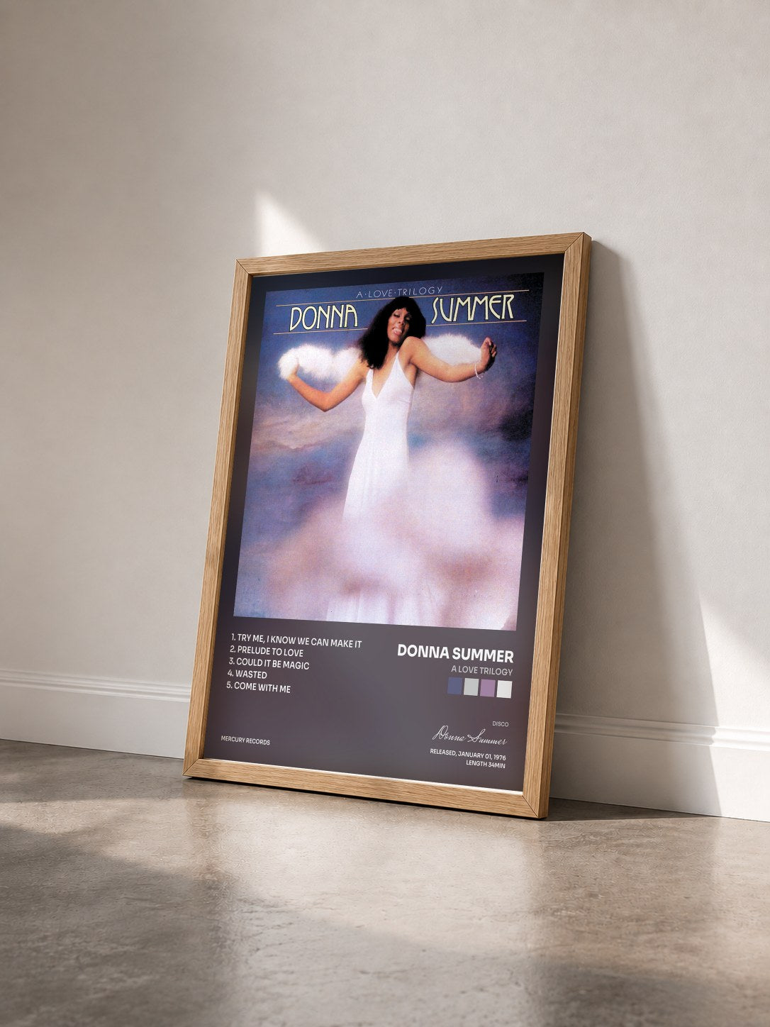 #bois Tableau de l'album A Love Trilogy de Donna Summer vu de trois quarts, cadre en bois brut