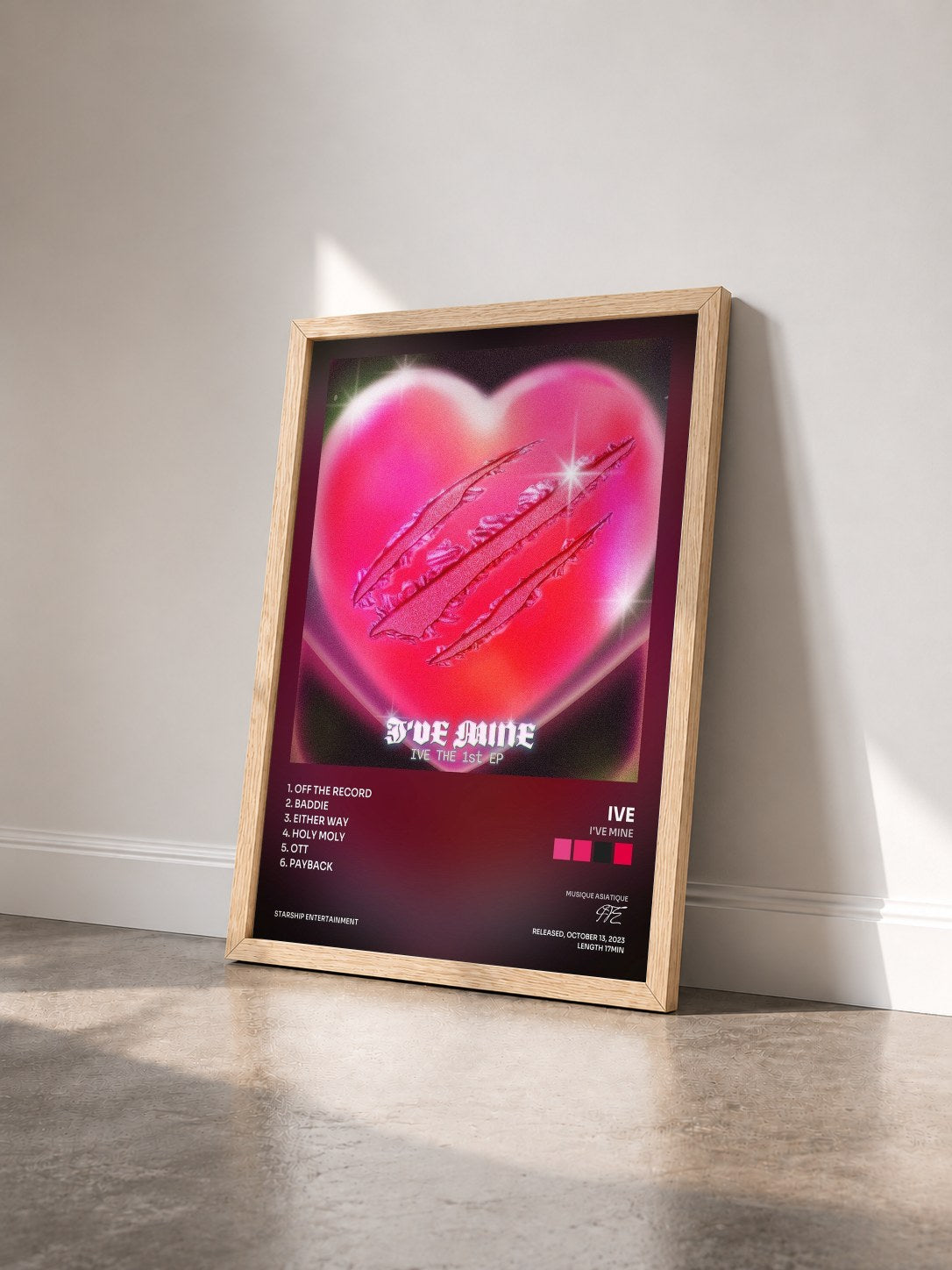#bois Tableau de l'album I'VE MINE de IVE vu de trois quarts, cadre en bois brut