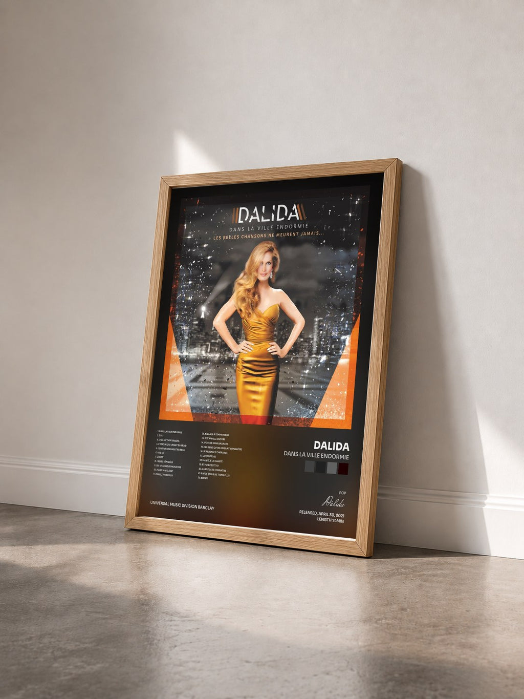 #bois Tableau de l'album Dans la ville endormie de Dalida vu de trois quarts, cadre en bois brut