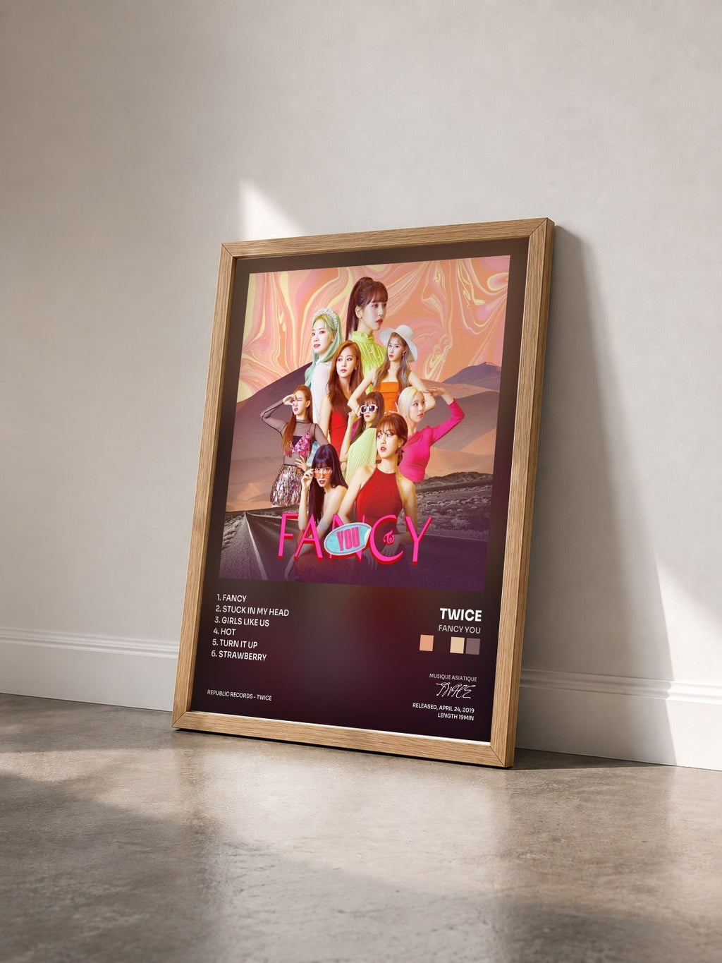#bois Tableau de l'album FANCY YOU de TWICE vu de trois quarts, cadre en bois brut