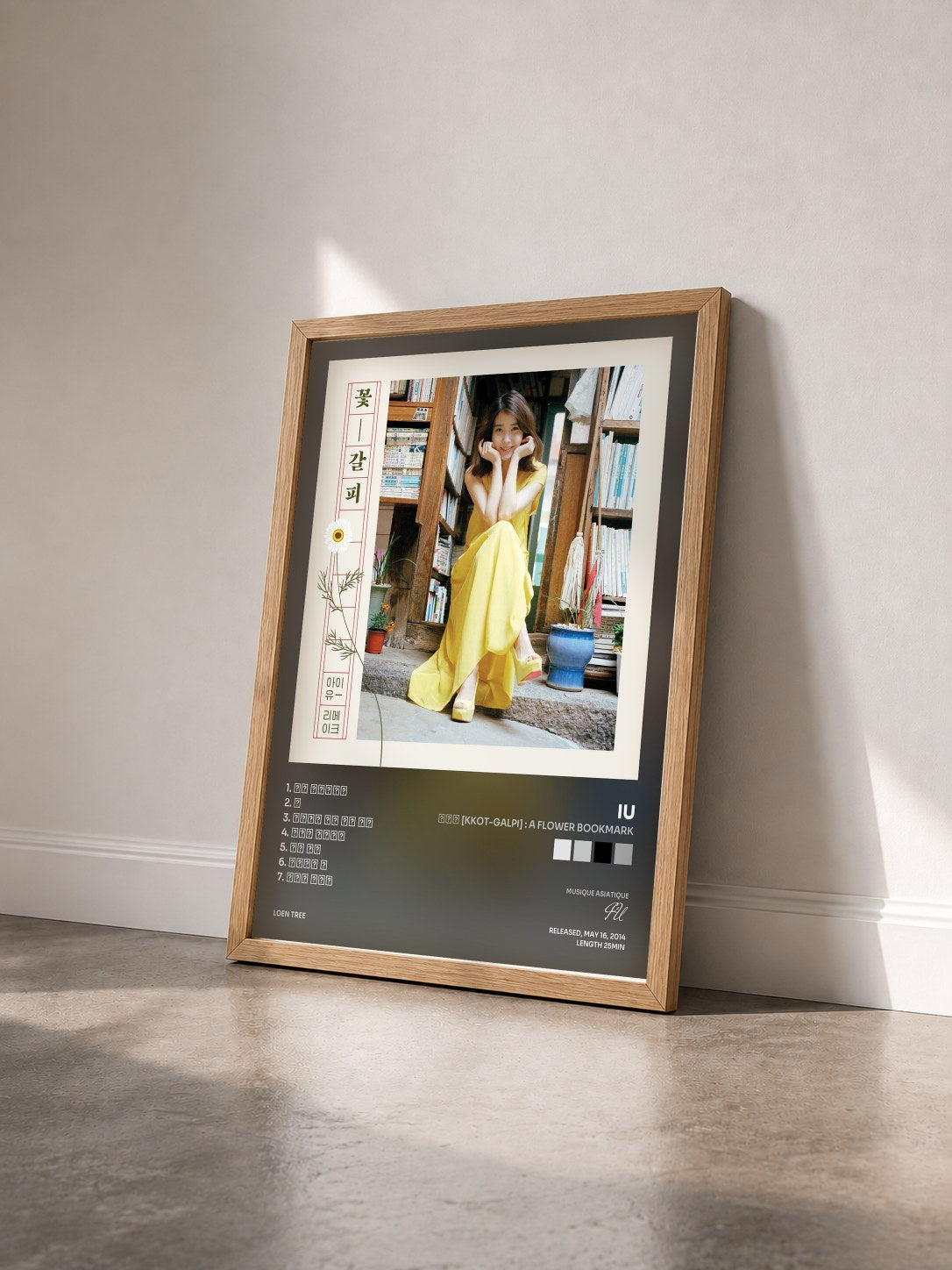 #bois Tableau de l'album 꽃갈피 [Kkot-Galpi] : A flower bookmark de IU vu de trois quarts, cadre en bois brut
