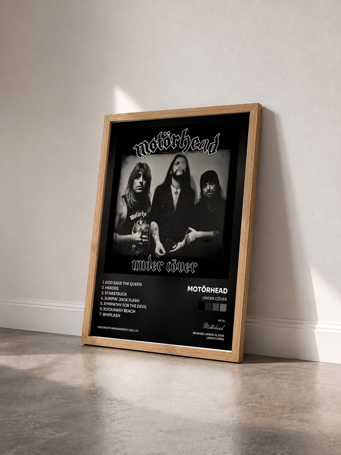 #bois Tableau de l'album Under Cöver de Motörhead vu de trois quarts, cadre en bois brut