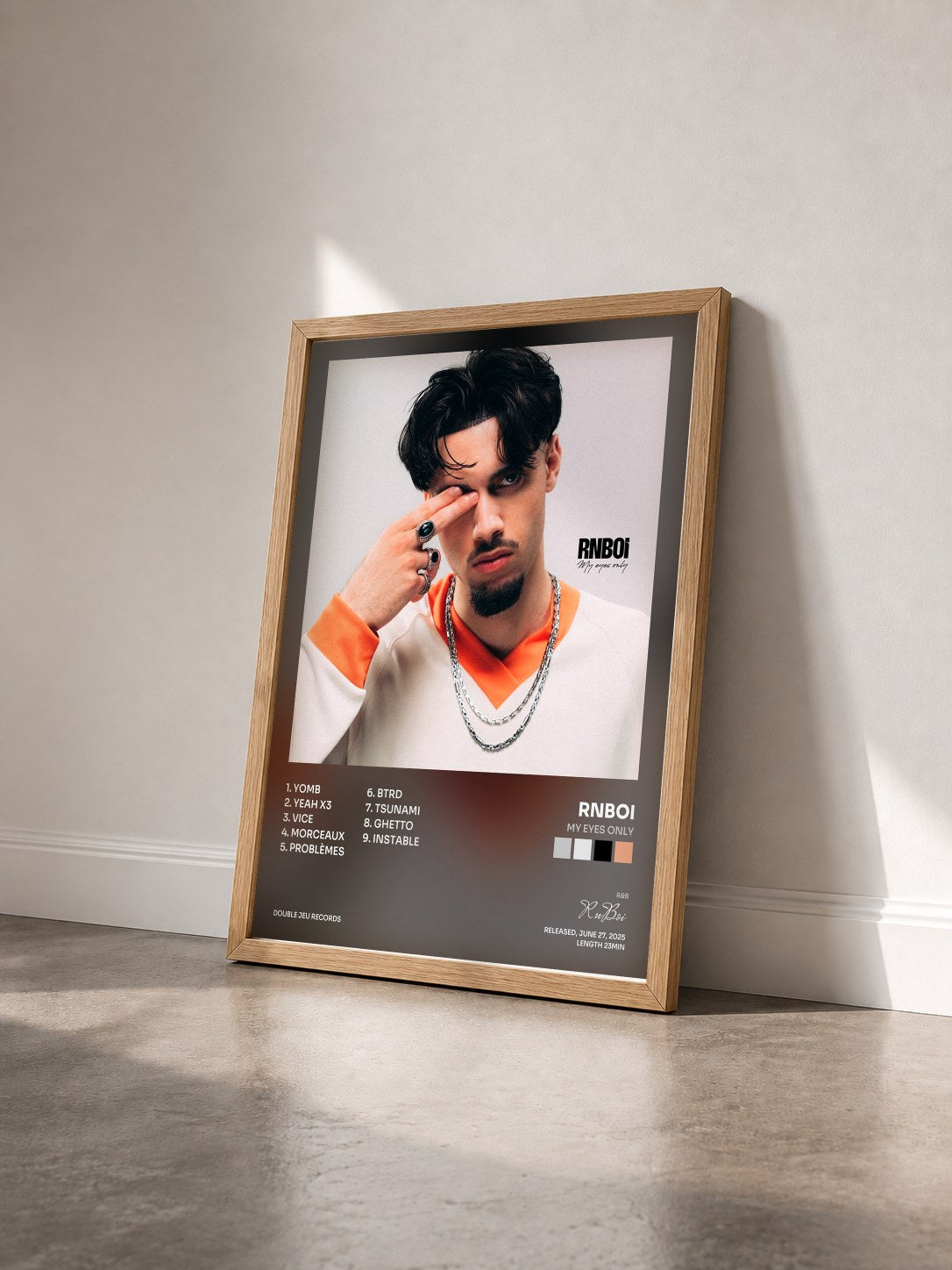 #bois Tableau de l'album My Eyes Only de RnBoi vu de trois quarts, cadre en bois brut