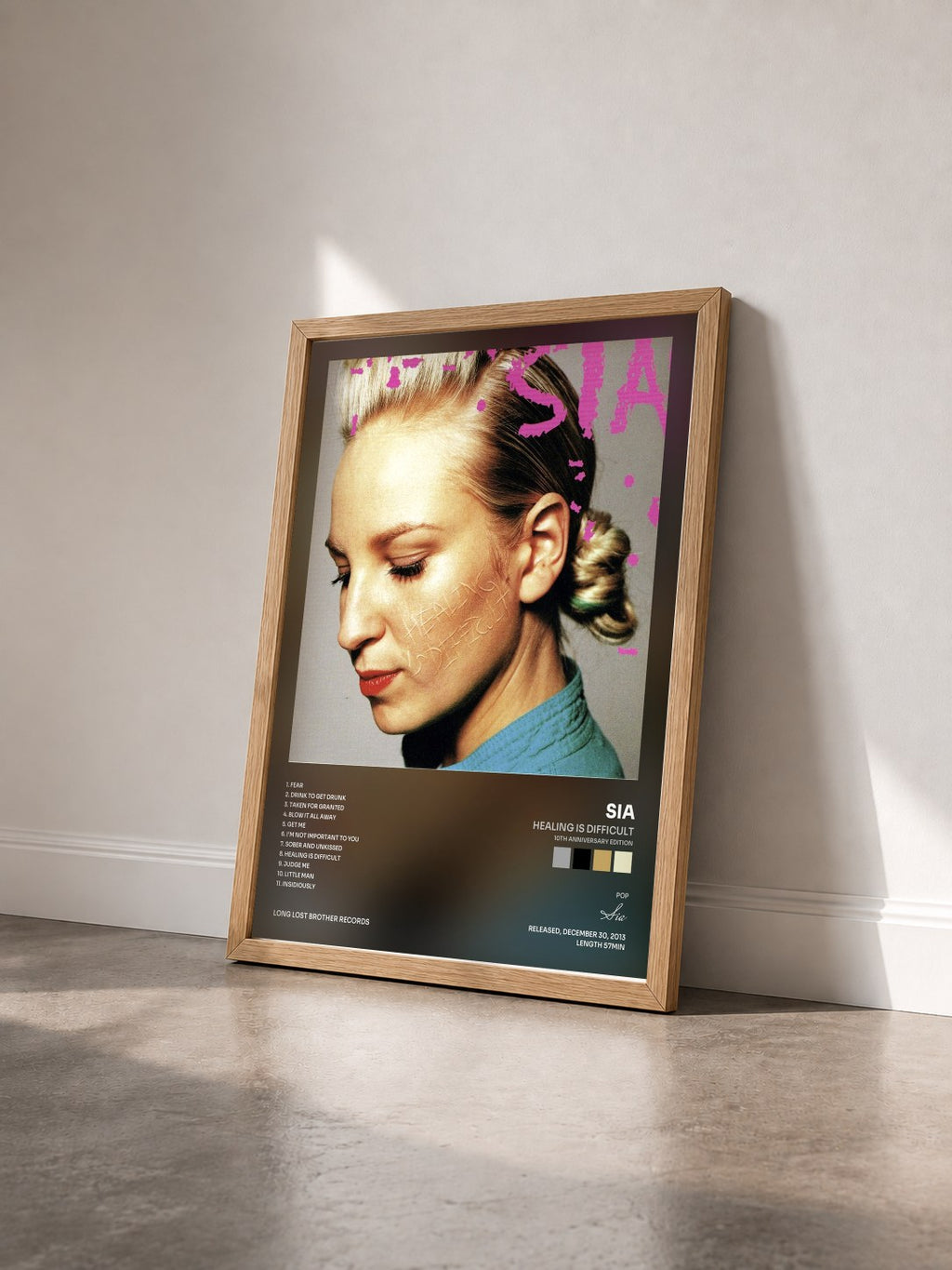 #bois Tableau de l'album Healing Is Difficult (10th Anniversary Edition) de Sia vu de trois quarts, cadre en bois brut