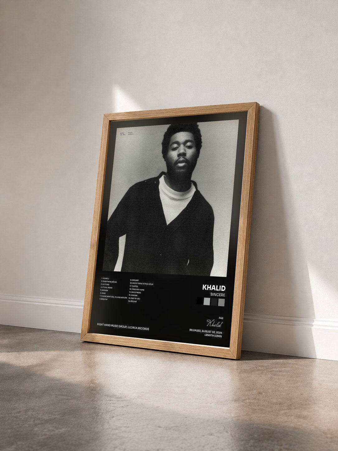 #bois Tableau de l'album Sincere de Khalid vu de trois quarts, cadre en bois brut