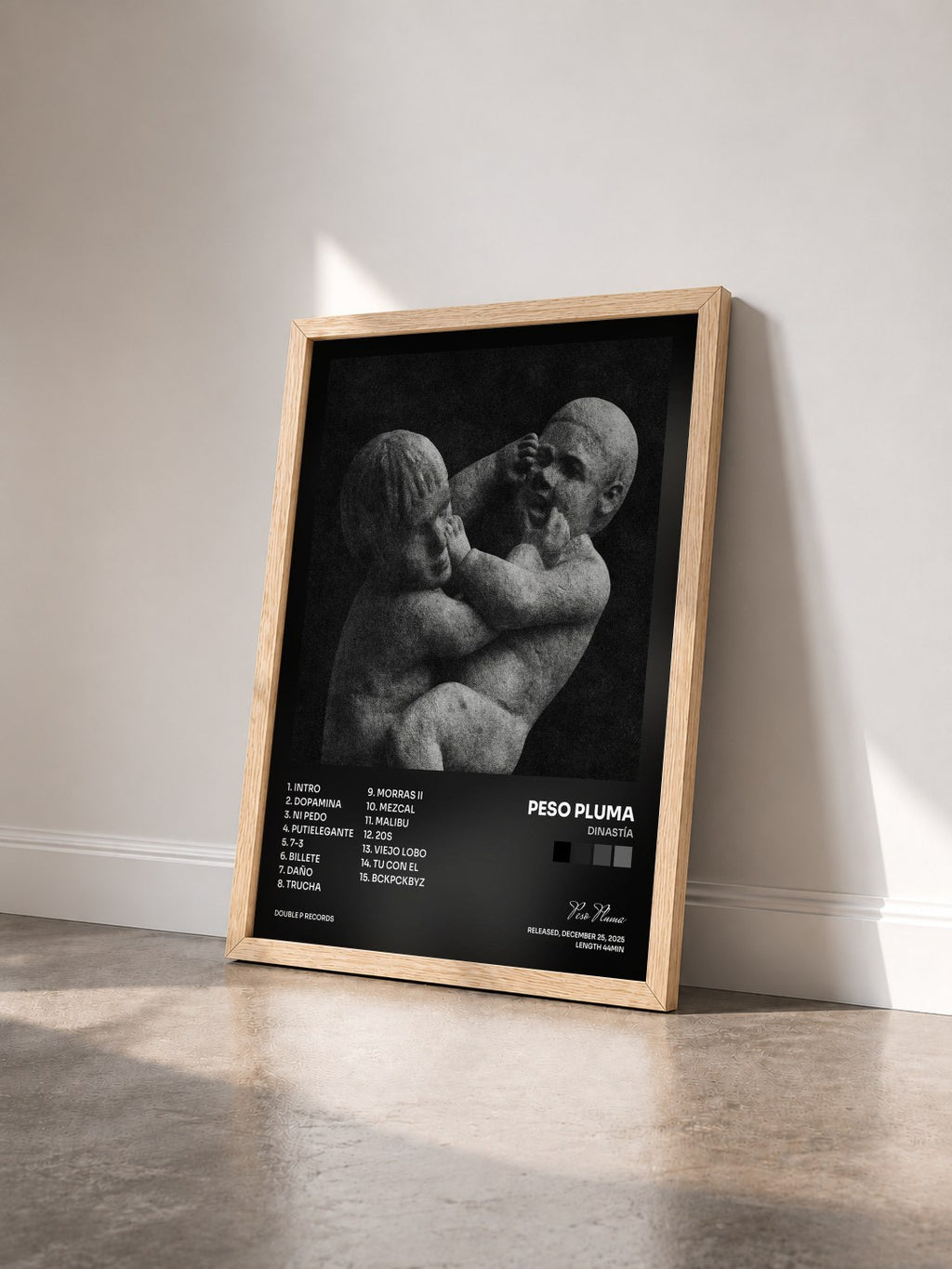 #bois Tableau de l'album DINASTÍA de Peso Pluma vu de trois quarts, cadre en bois brut