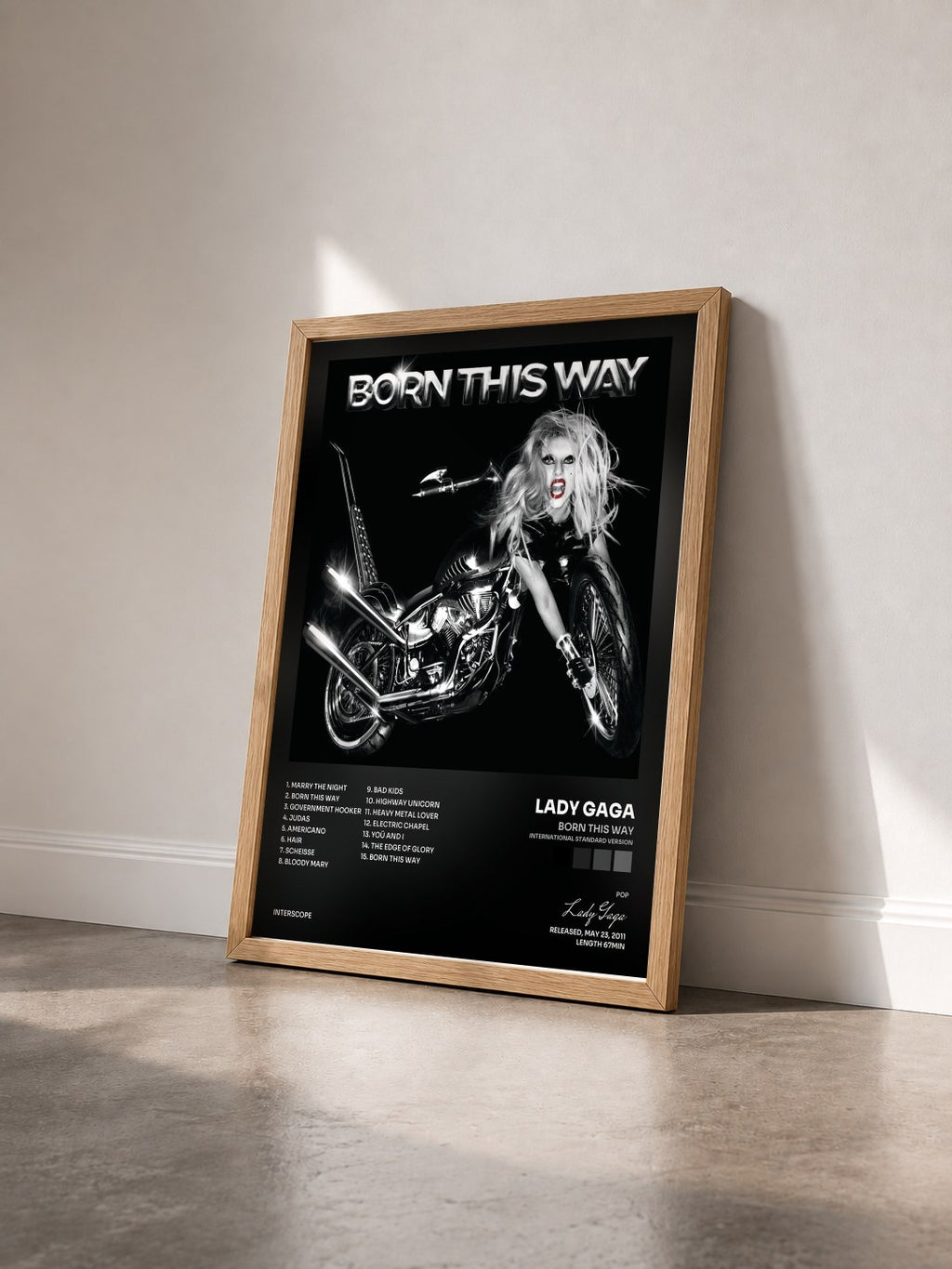 #bois Tableau de l'album Born This Way (International Standard Version) de Lady Gaga vu de trois quarts, cadre en bois brut