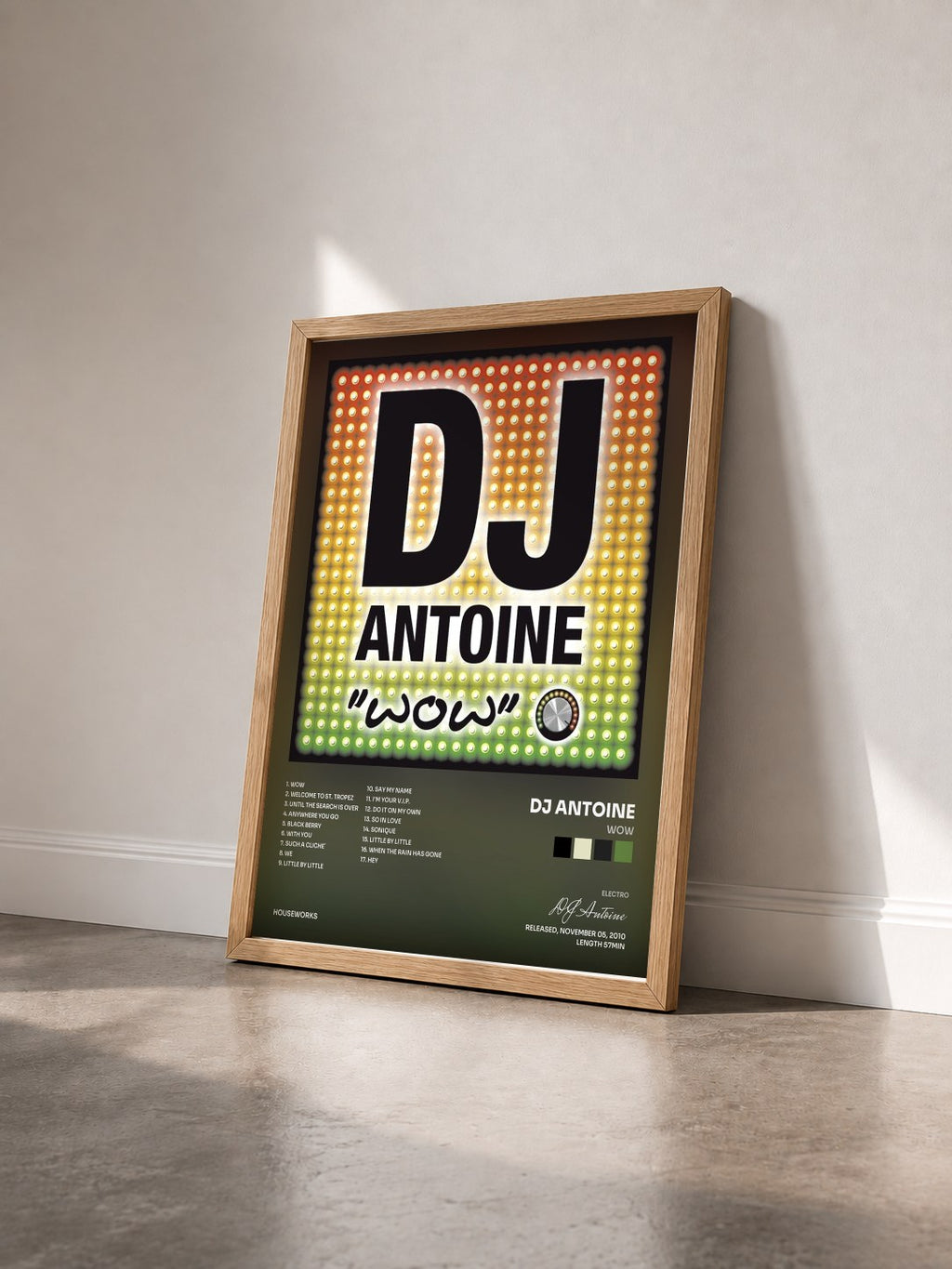#bois Tableau de l'album WOW de DJ Antoine vu de trois quarts, cadre en bois brut