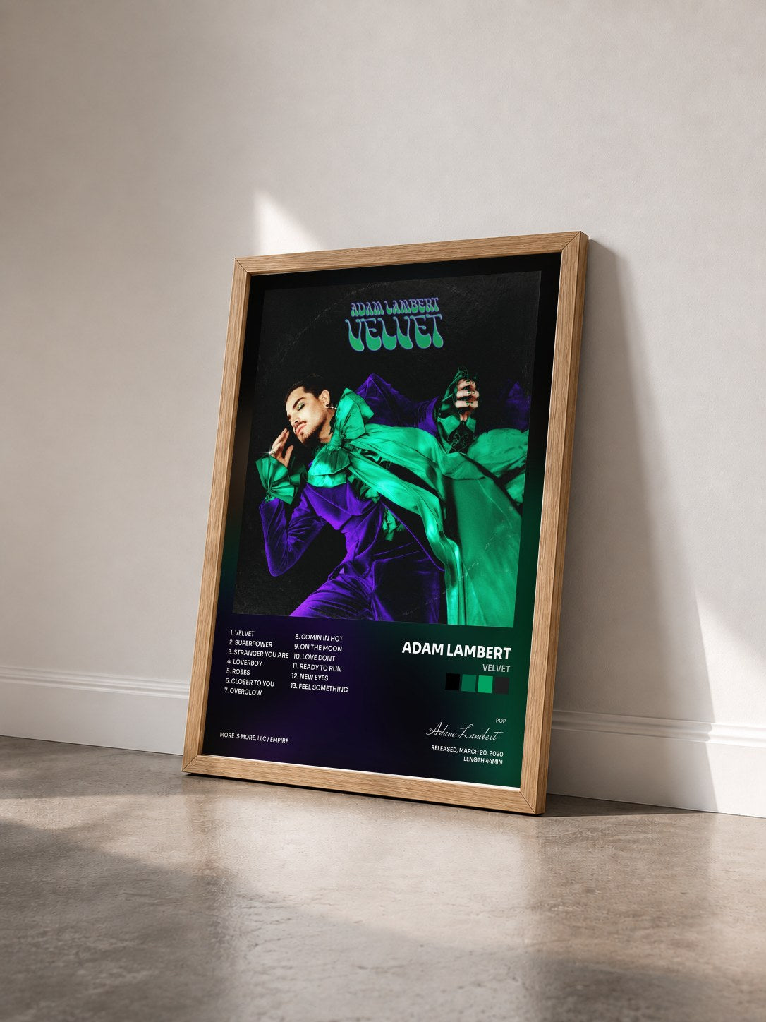 #bois Tableau de l'album VELVET de Adam Lambert vu de trois quarts, cadre en bois brut