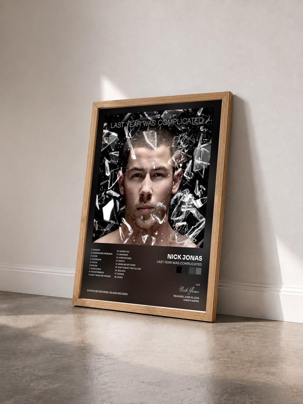 #bois Tableau de l'album Last Year Was Complicated de Nick Jonas vu de trois quarts, cadre en bois brut