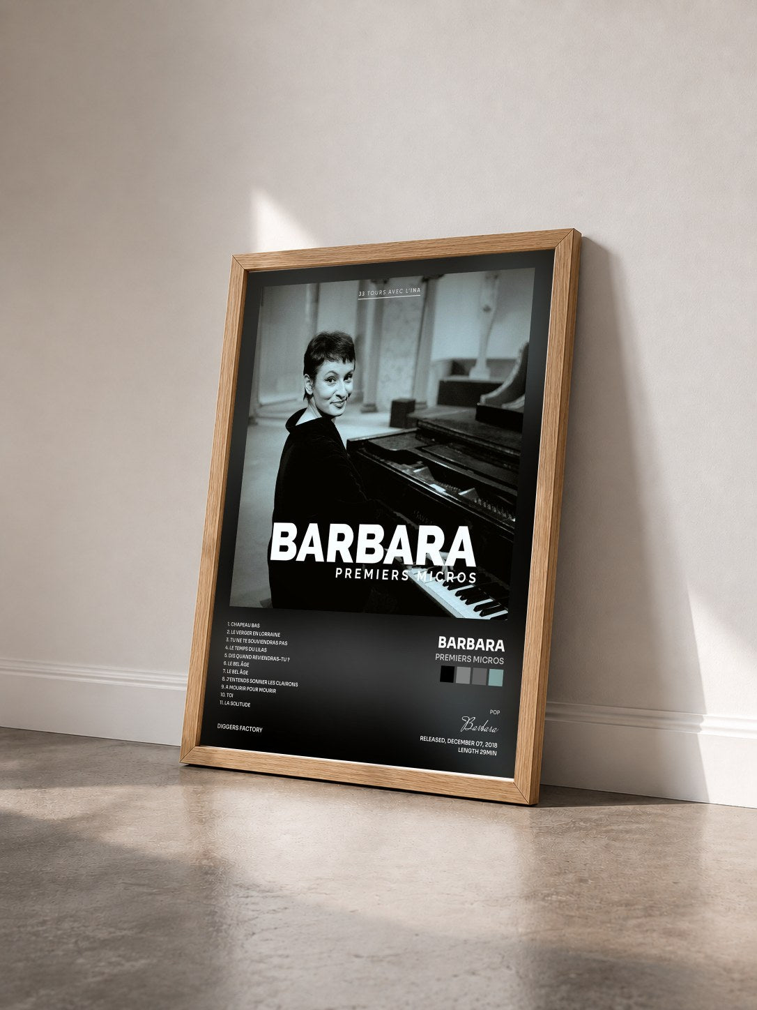 #bois Tableau de l'album Premiers Micros de Barbara vu de trois quarts, cadre en bois brut