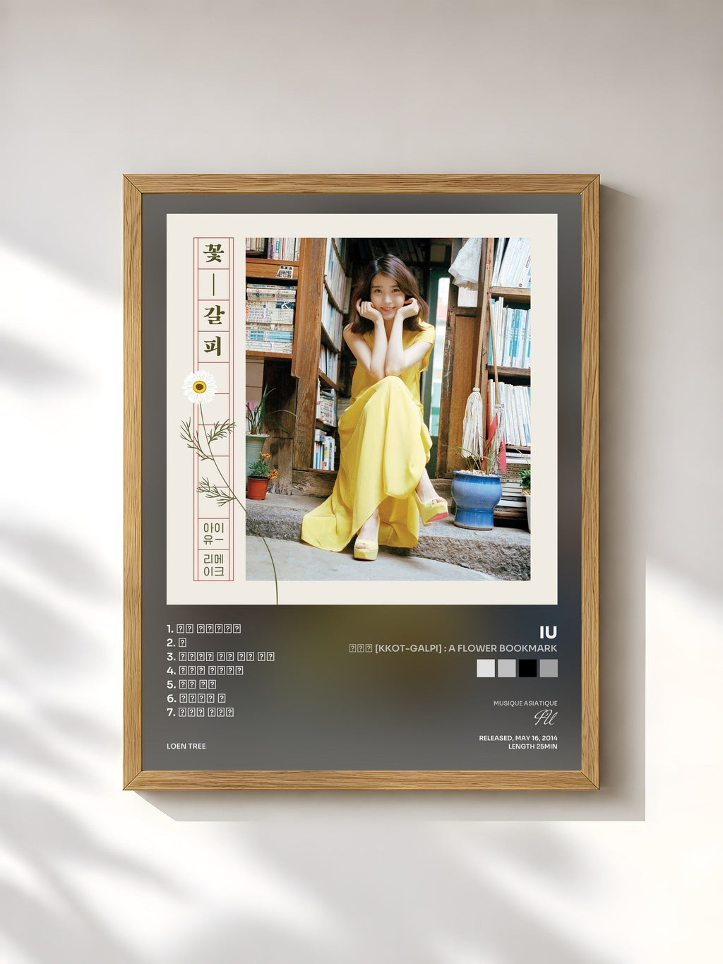 #bois Tableau de l'album 꽃갈피 [Kkot-Galpi] : A flower bookmark de IU, cadre en bois brut, imprimé et encadré en France
