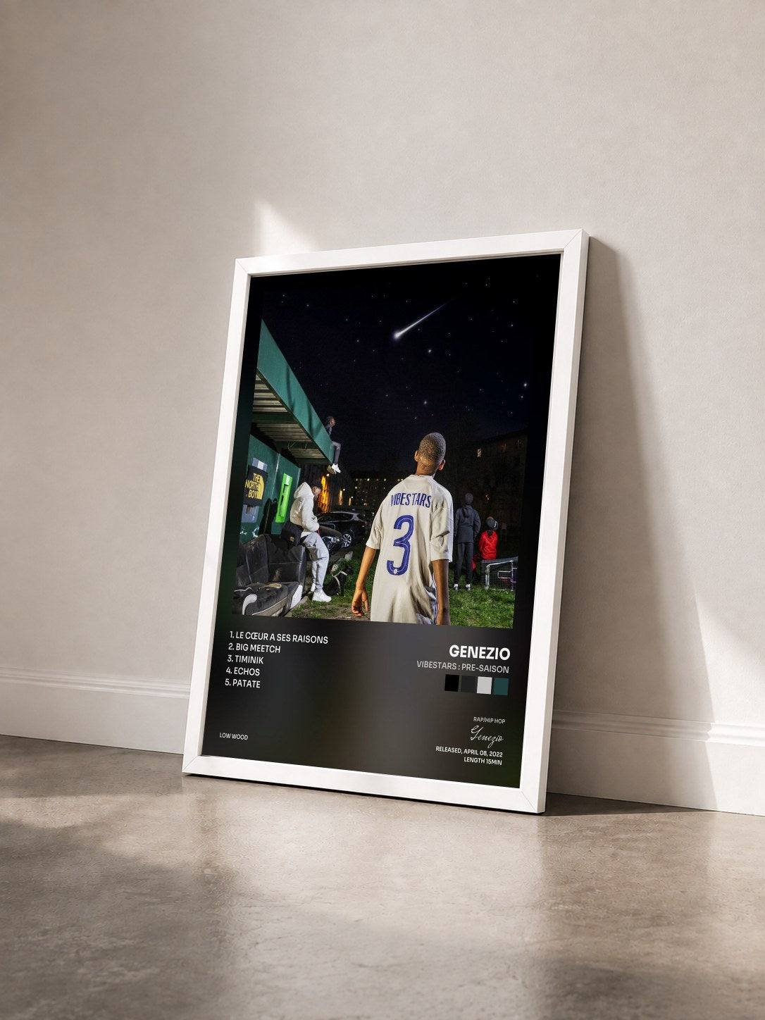 #blanc Tableau de l'album Vibestars : Pre-Saison de Genezio vu de trois quarts, cadre blanc
