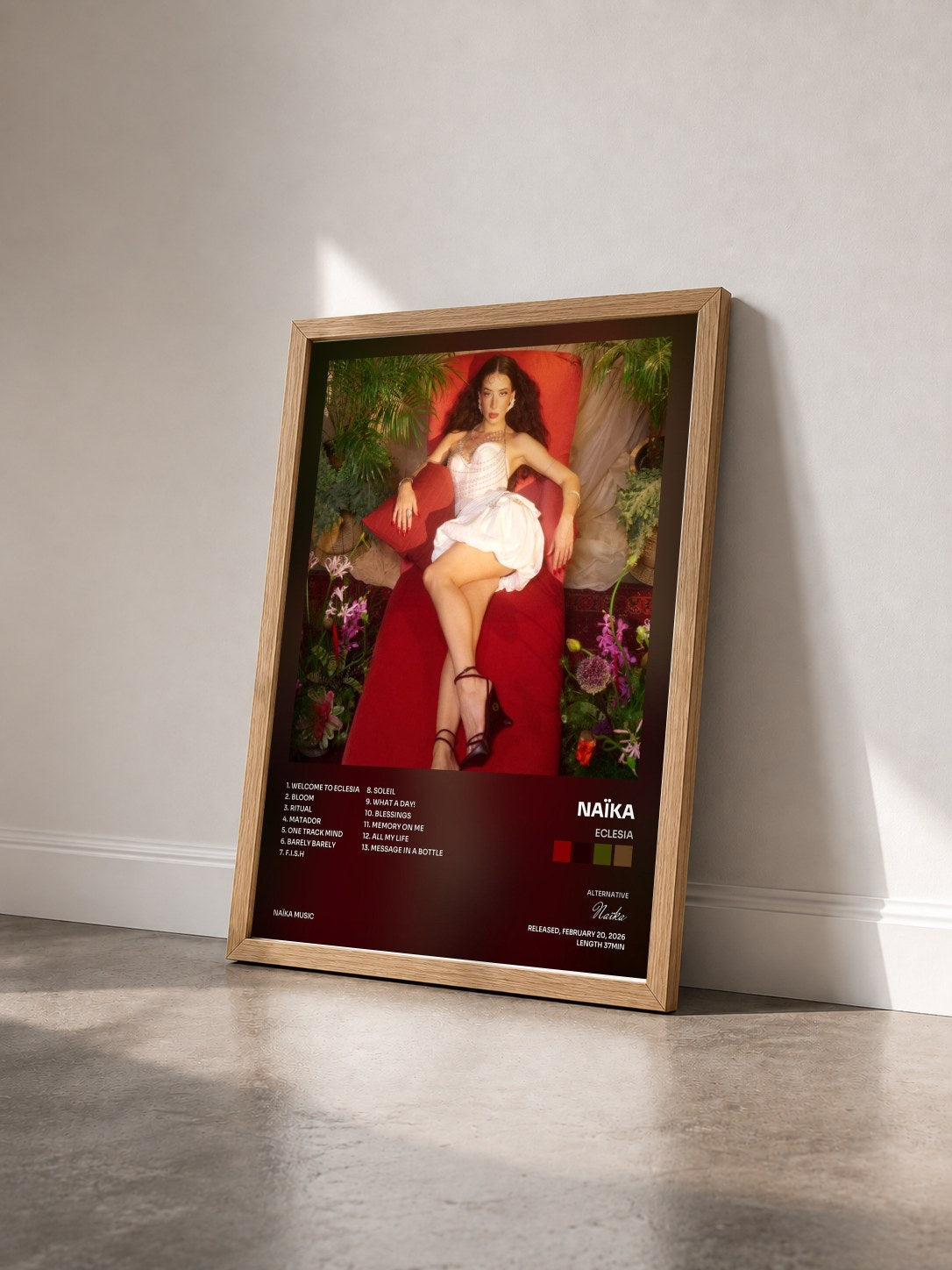 #bois Tableau de l'album ECLESIA de Naïka vu de trois quarts, cadre en bois brut