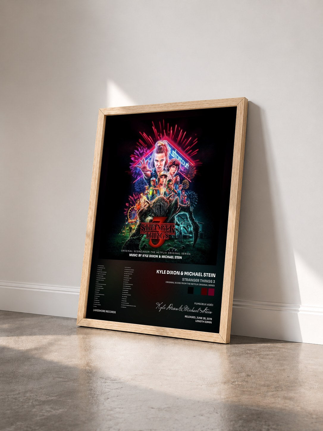 #bois Tableau de l'album Stranger Things 3 (Original Score from the Netflix Original Series) de Kyle Dixon & Michael Stein vu de trois quarts, cadre en bois brut